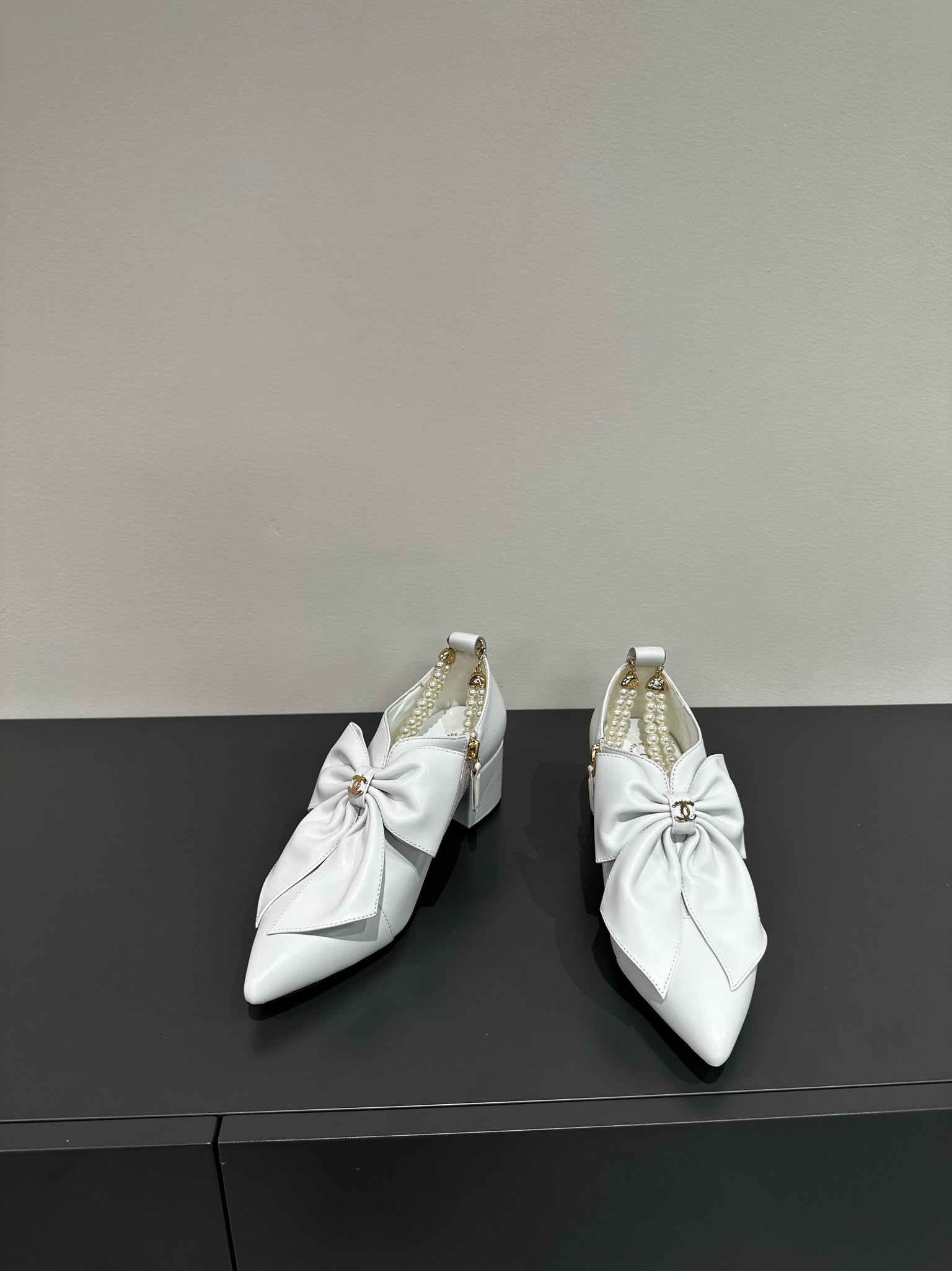 CCC Pointed Toe High Heels White Bow Tie Cowhide