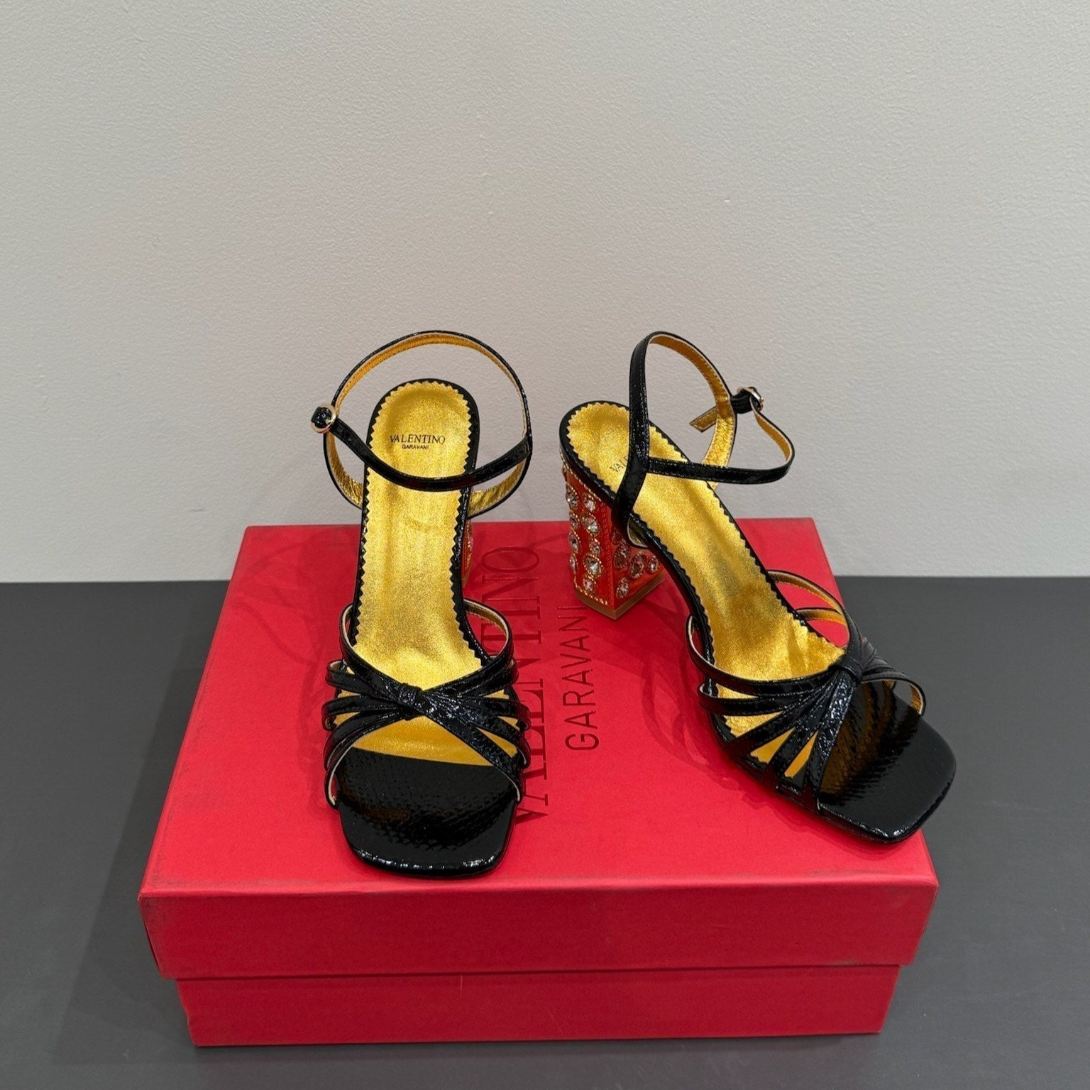 VT 25 Jewel Sandals Black Cowhide 337920