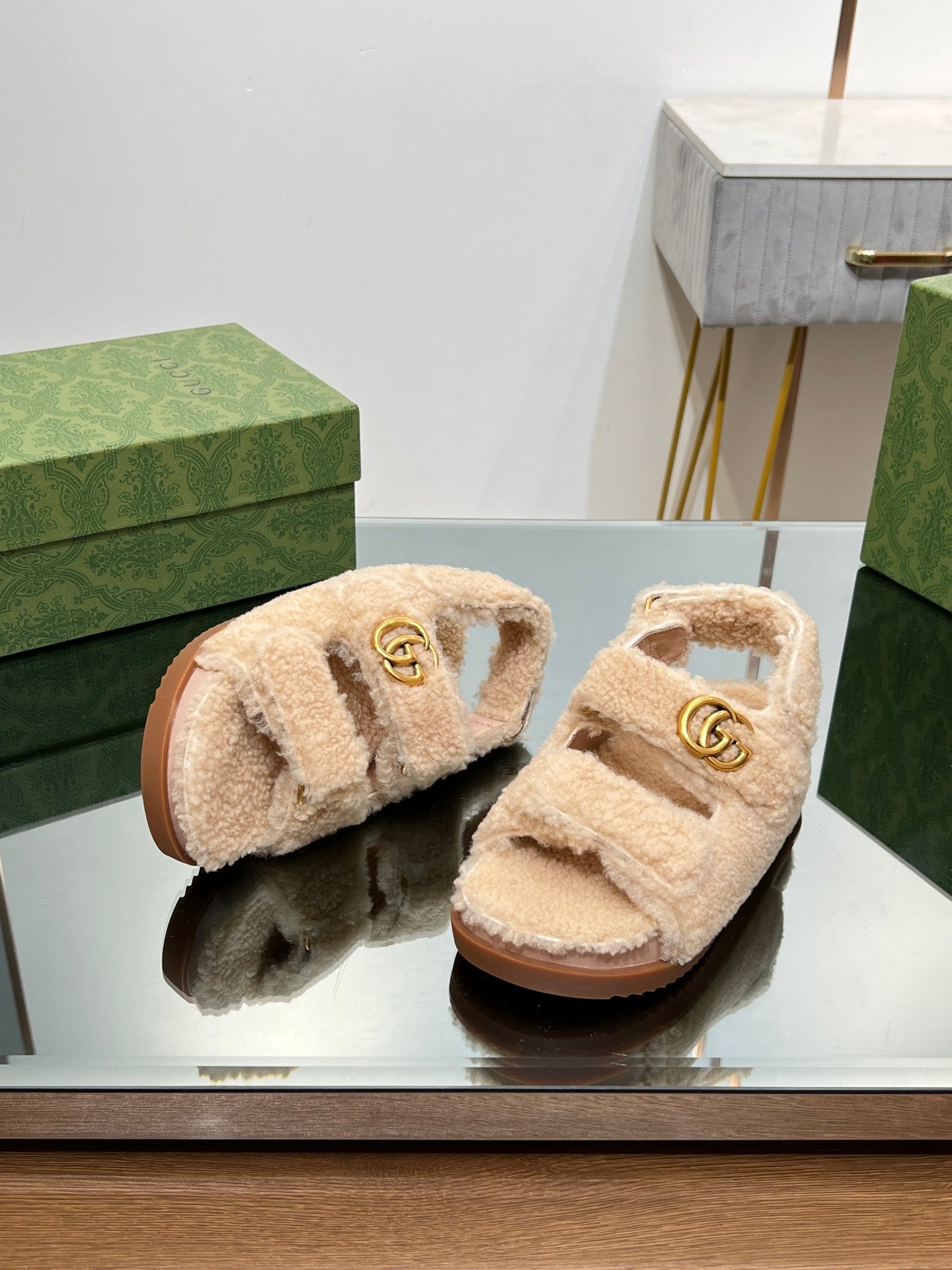 DAD SANDALS IN TAN BEIGE FLEECE