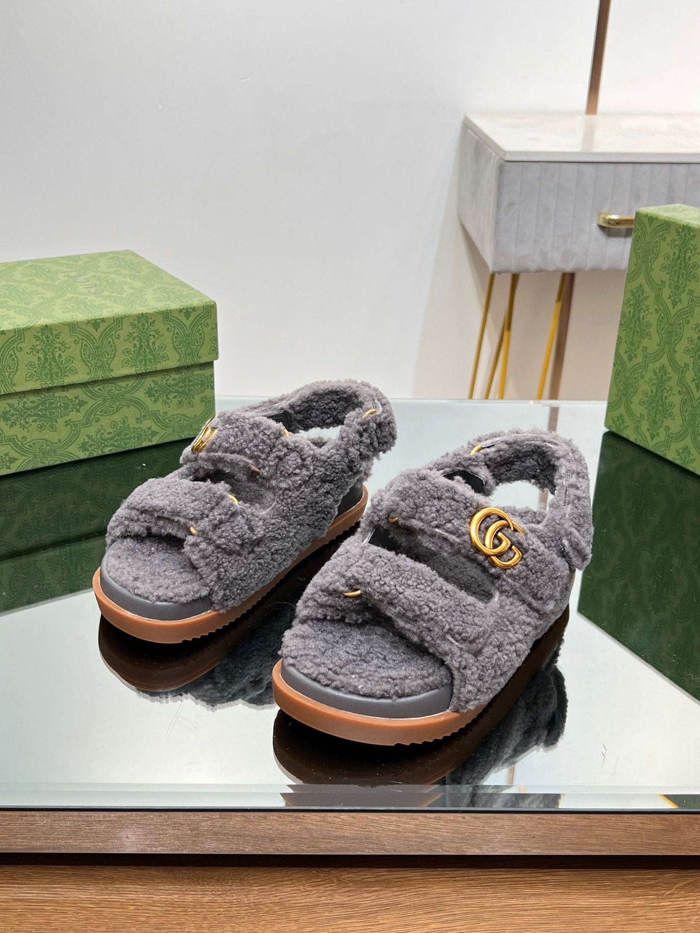 DAD SANDALS IN DARK GRAY FLEECE