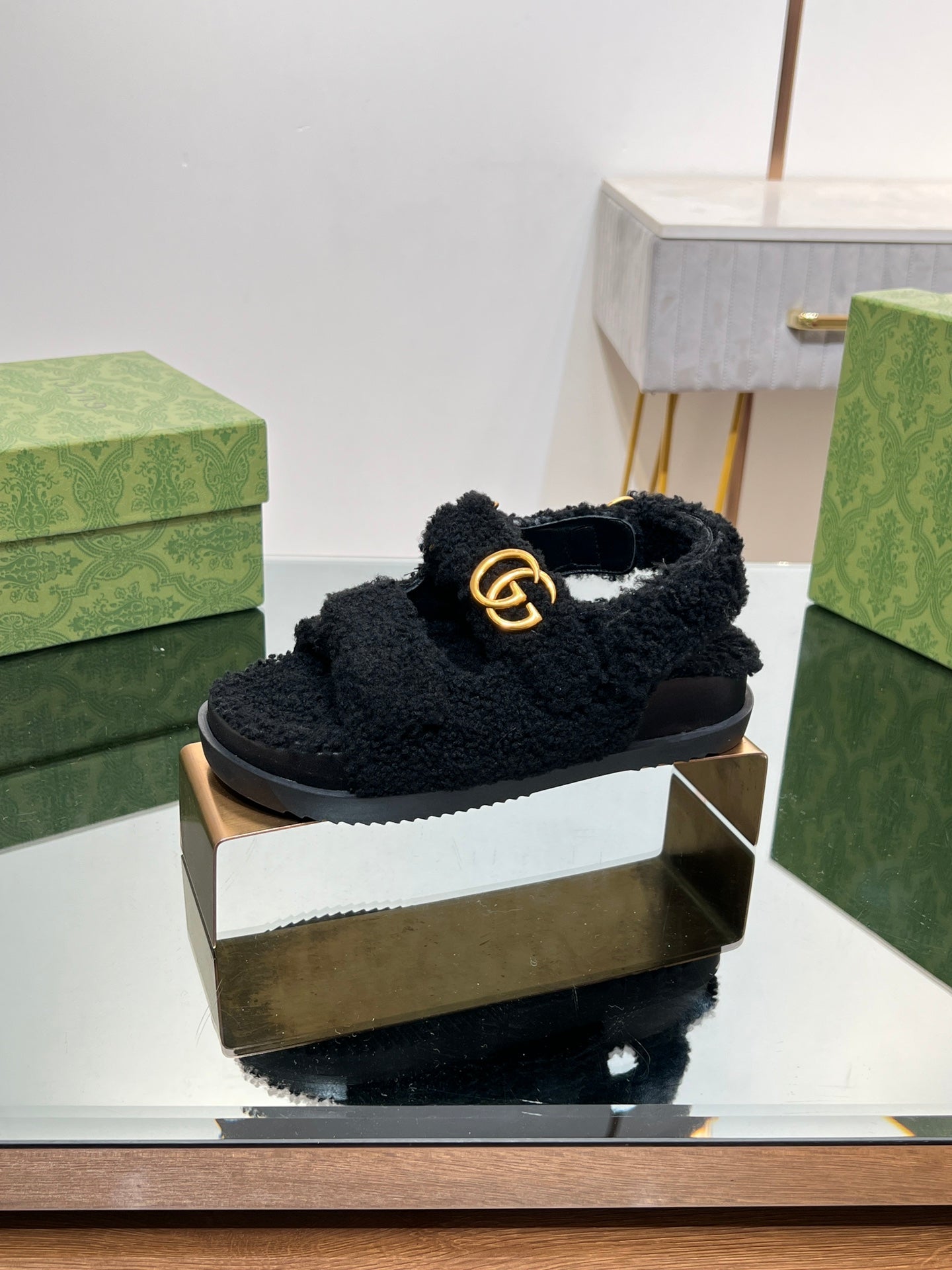 DAD SANDALS IN BLACK FLEECE