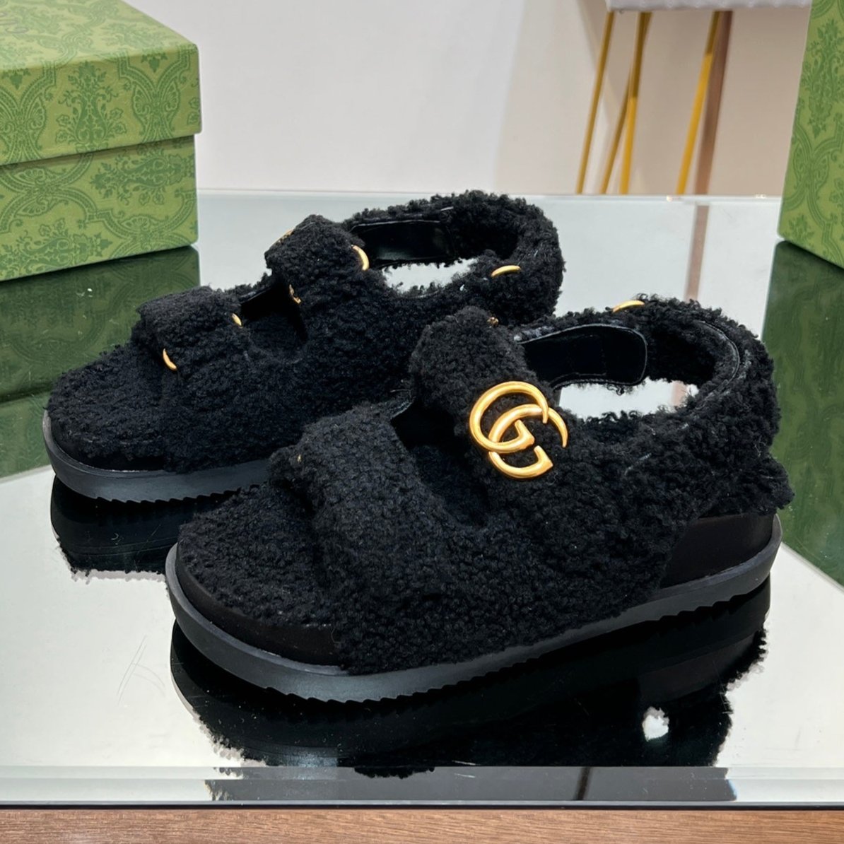 DAD SANDALS IN BLACK FLEECE