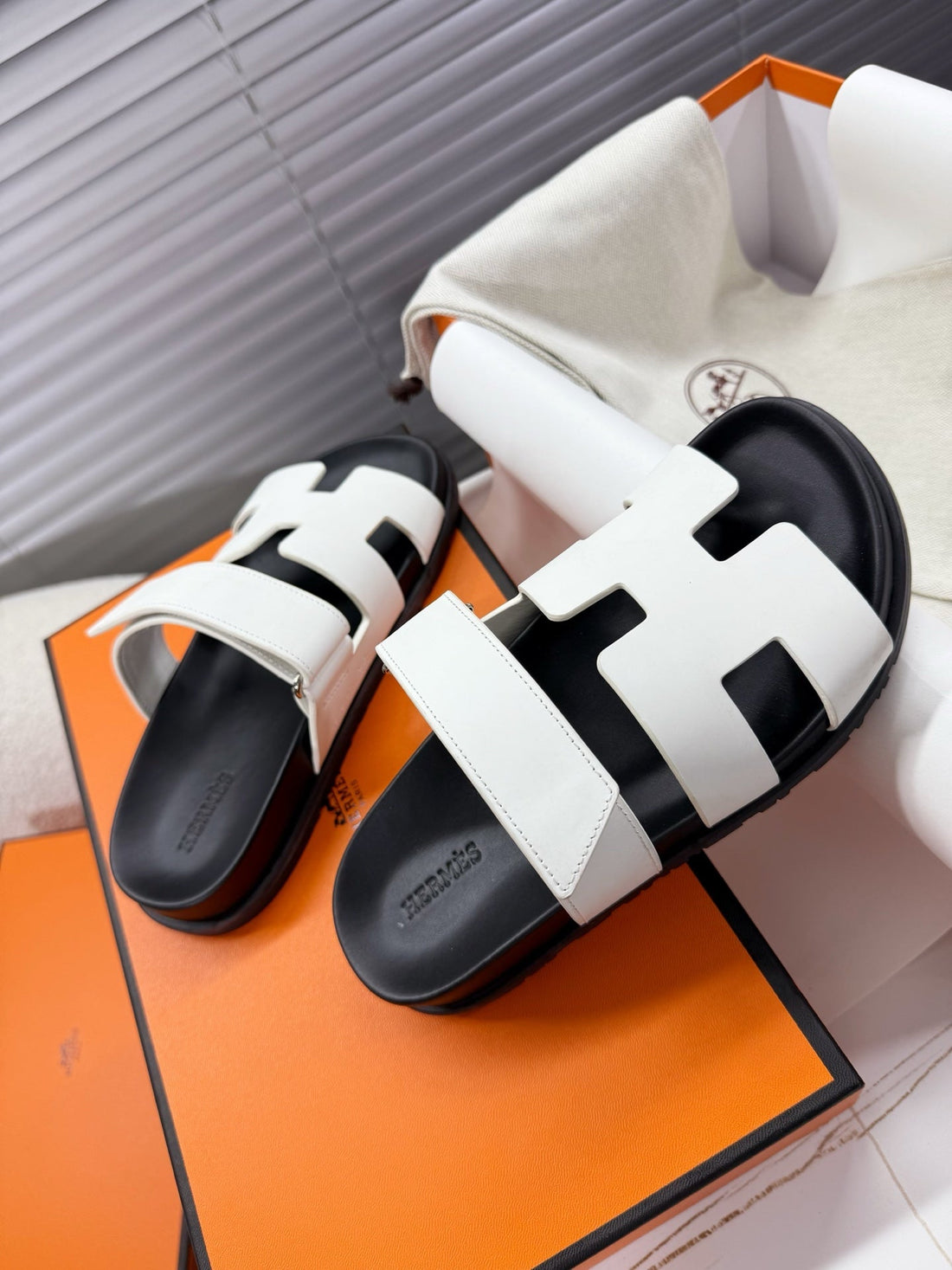 HM Chypre Sandal White Calfskin 205484