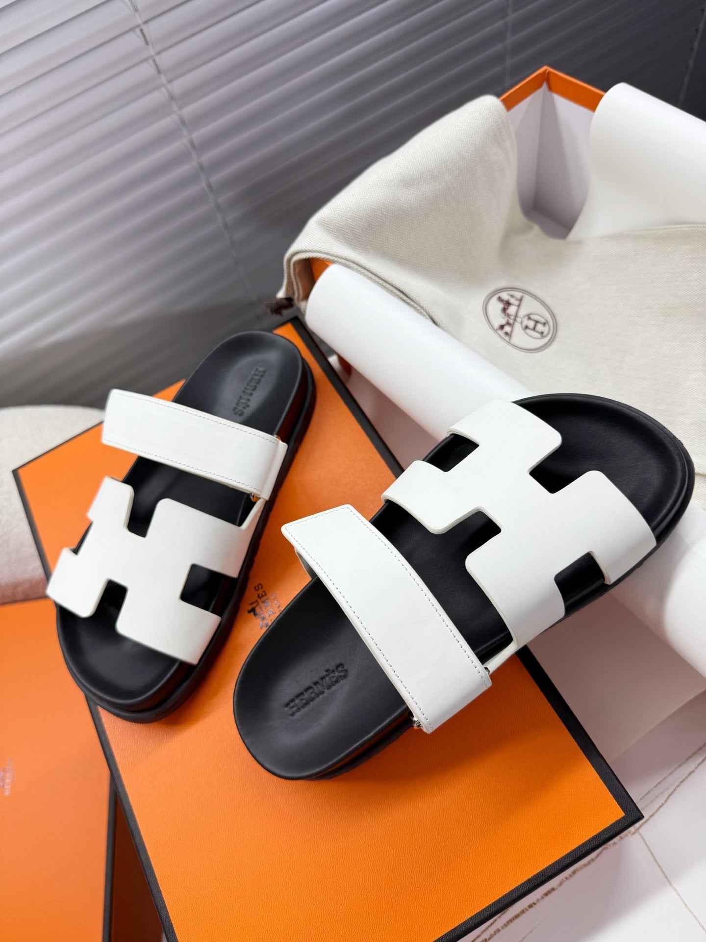 HM Chypre Sandal White Calfskin 205484