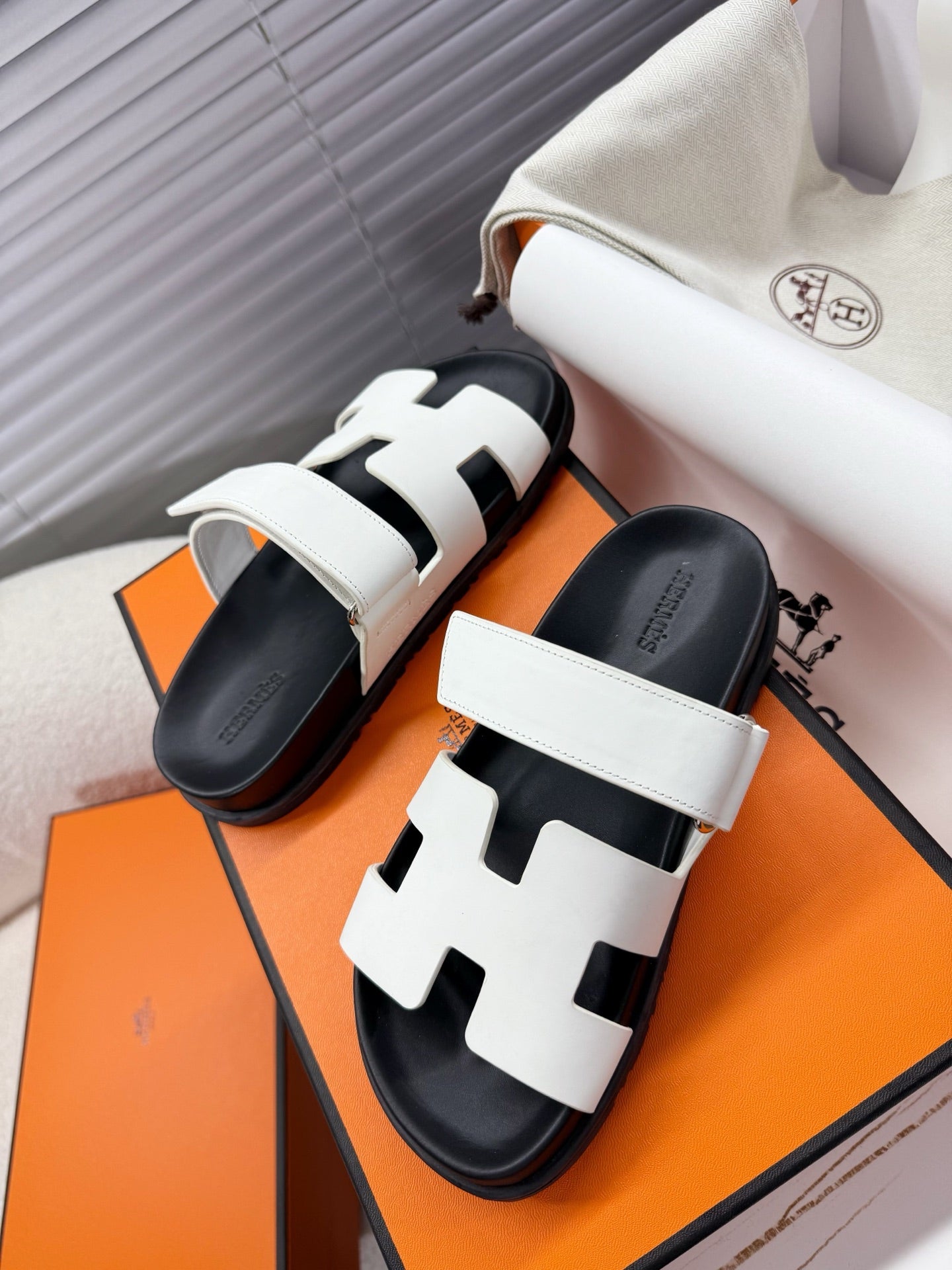 HM Chypre Sandal White Calfskin 205484