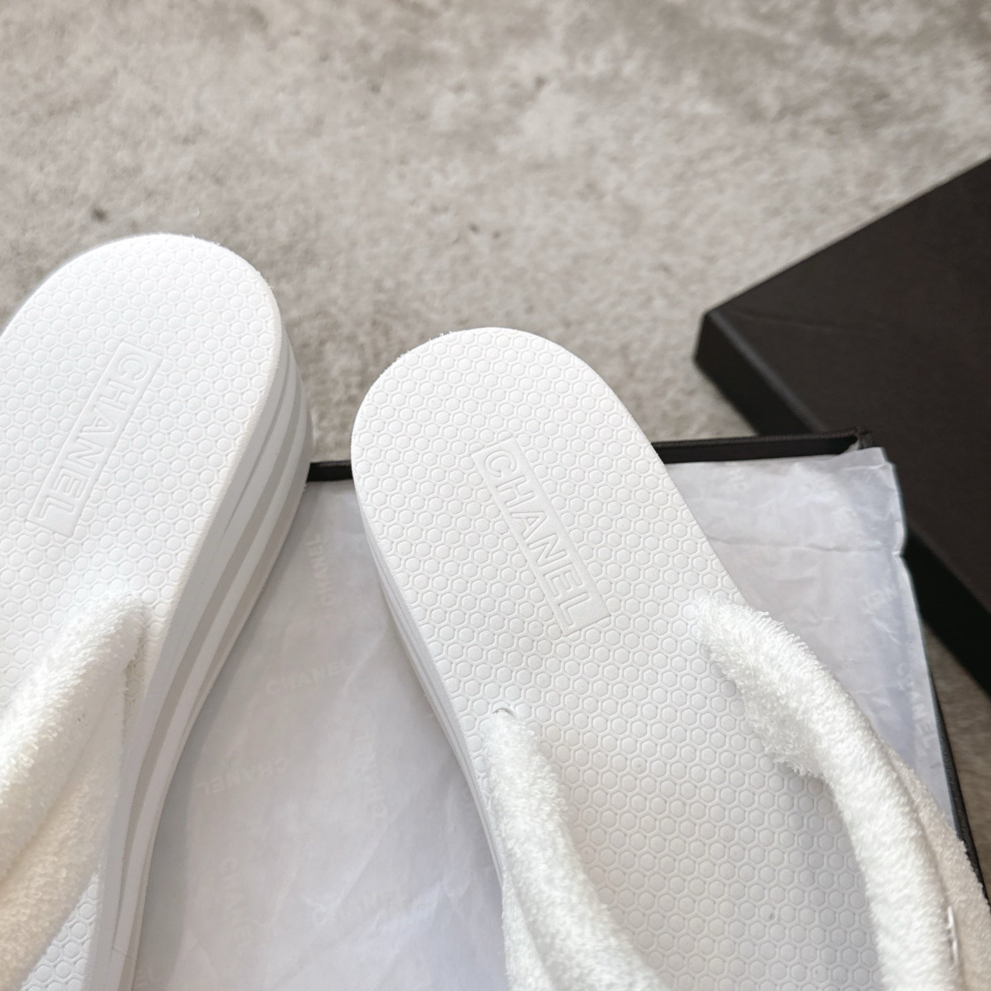 CC 25 Thong Slippers White Woolen Cloth 311100