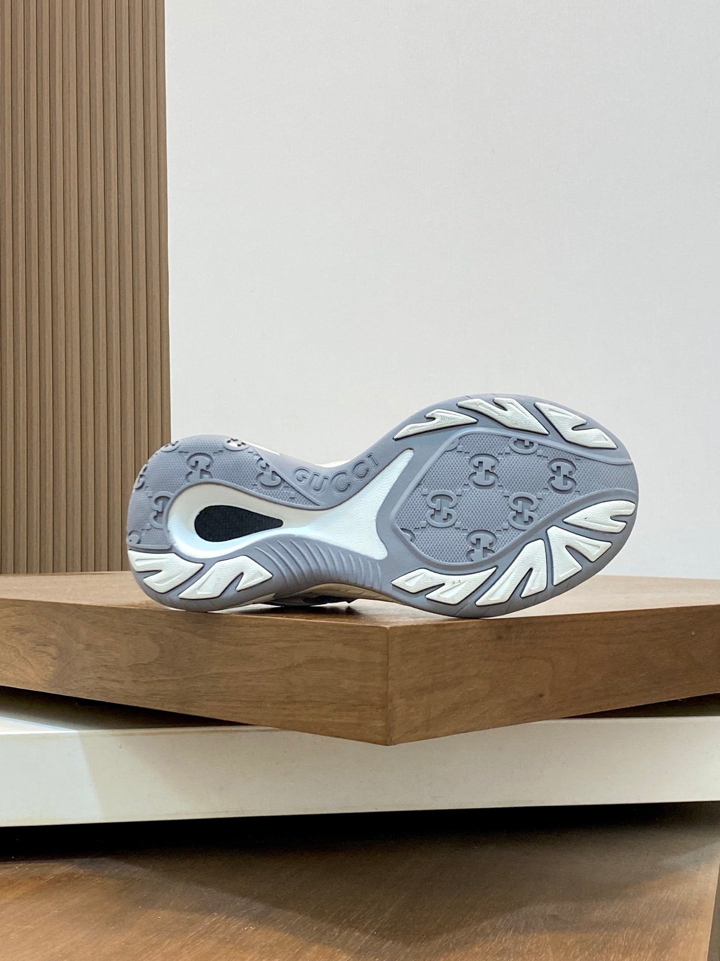 GG Men's 2.0 Sneakers White Grey Cowhide 720706