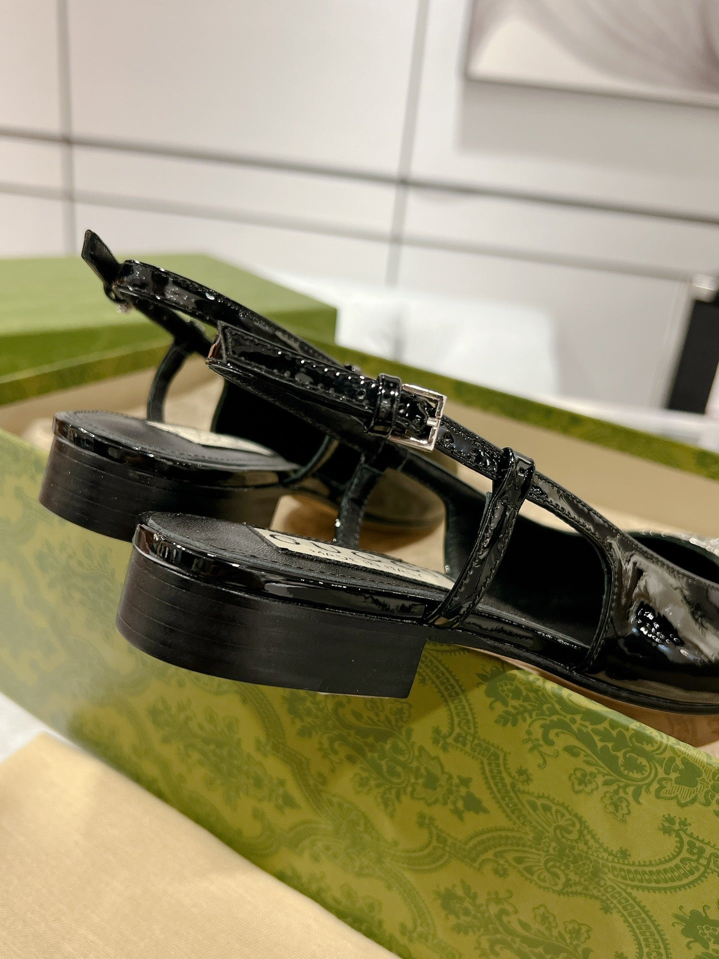 METALIC SLINGBACK FLATS IN BLACK CALFSKIN