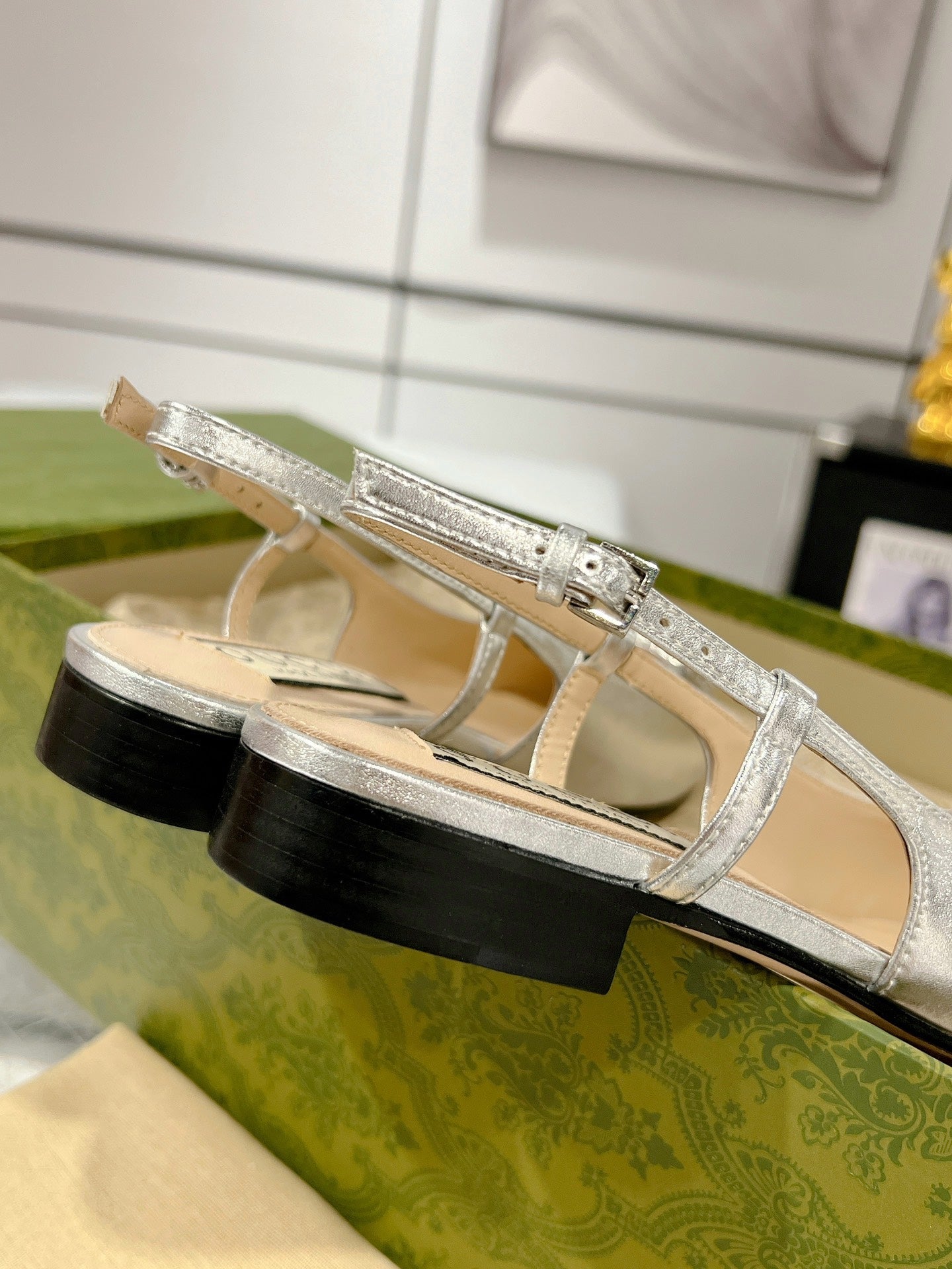 METALIC SLINGBACK FLATS IN SILVER CALFSKIN