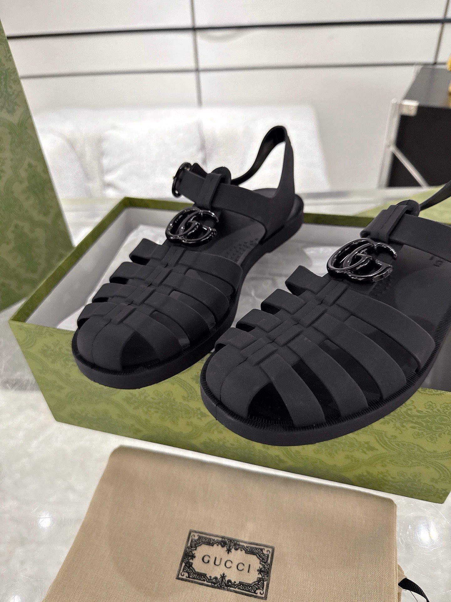 GC 25 Glossy Black Double G Sandal Black Rubber 292431