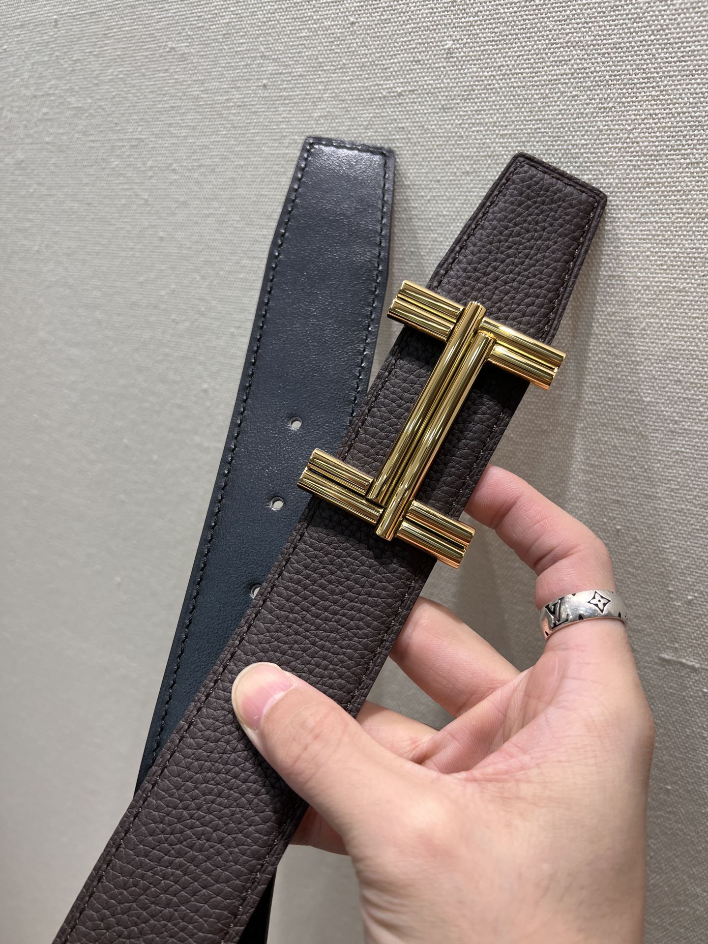 HM TRAVERSE BELT BUCKLE & REVERSIBLE CHOCOLATE BROWN AND BLACK LEATHER STRAP 38 MM GOLD HARDWARE