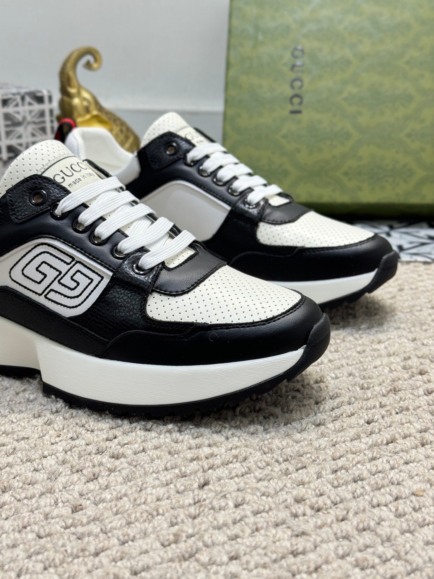 GG Men's Sneaker Black White Sheepskin 524704