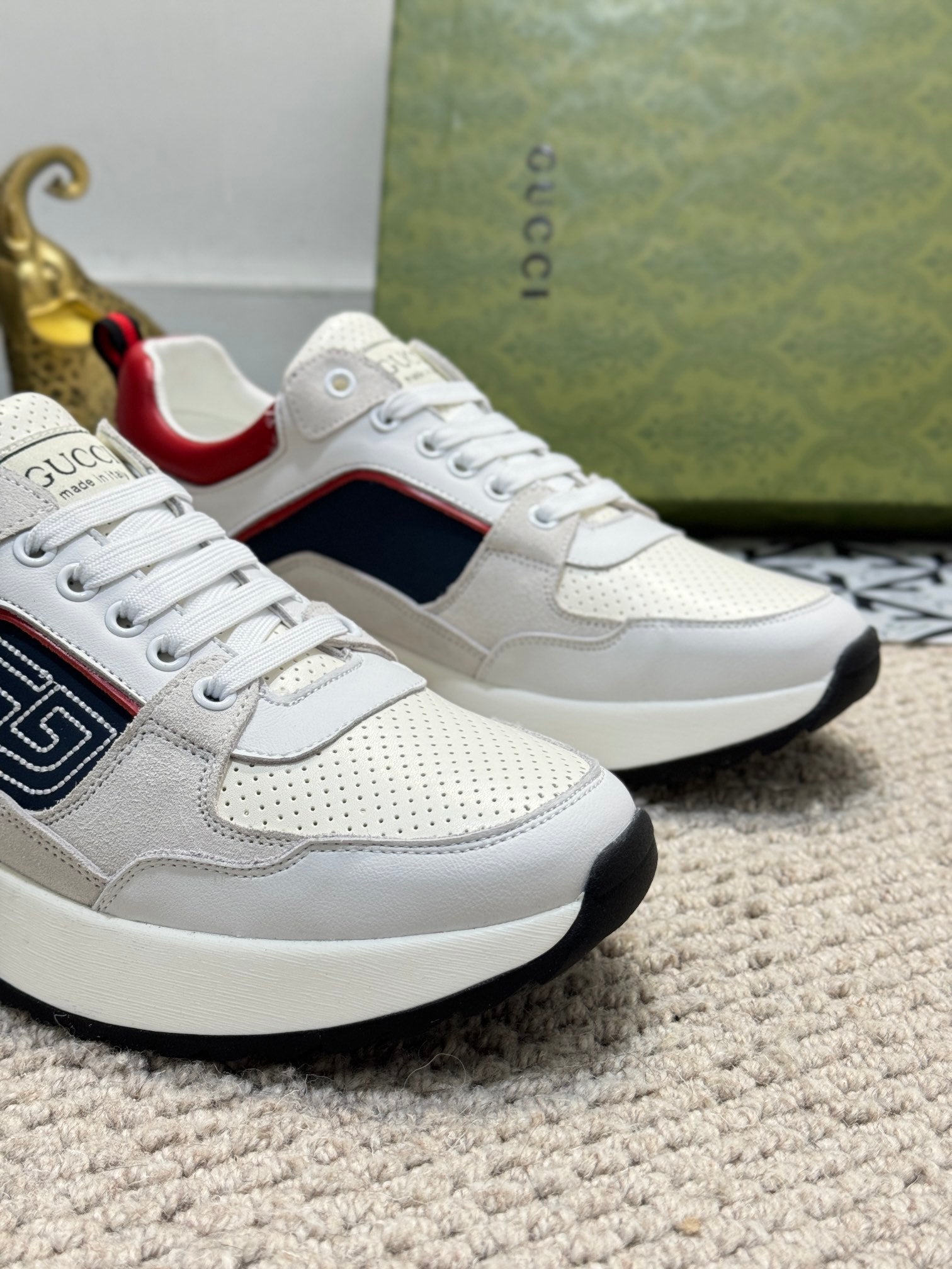 GG Men's Sneaker White Grey Sheepskin 524702