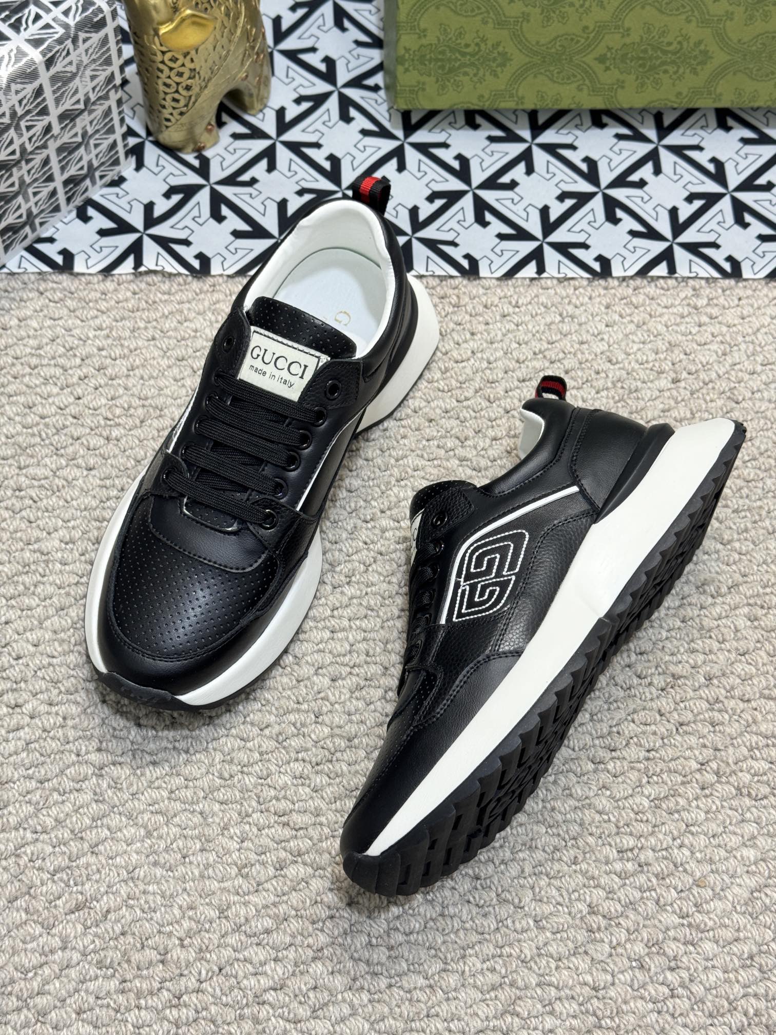 GG Men's Sneaker Black Sheepskin 524703