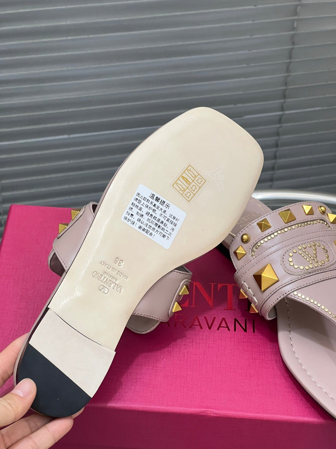 VT Rockstud Thong Sandals Pink Cowhide 334634