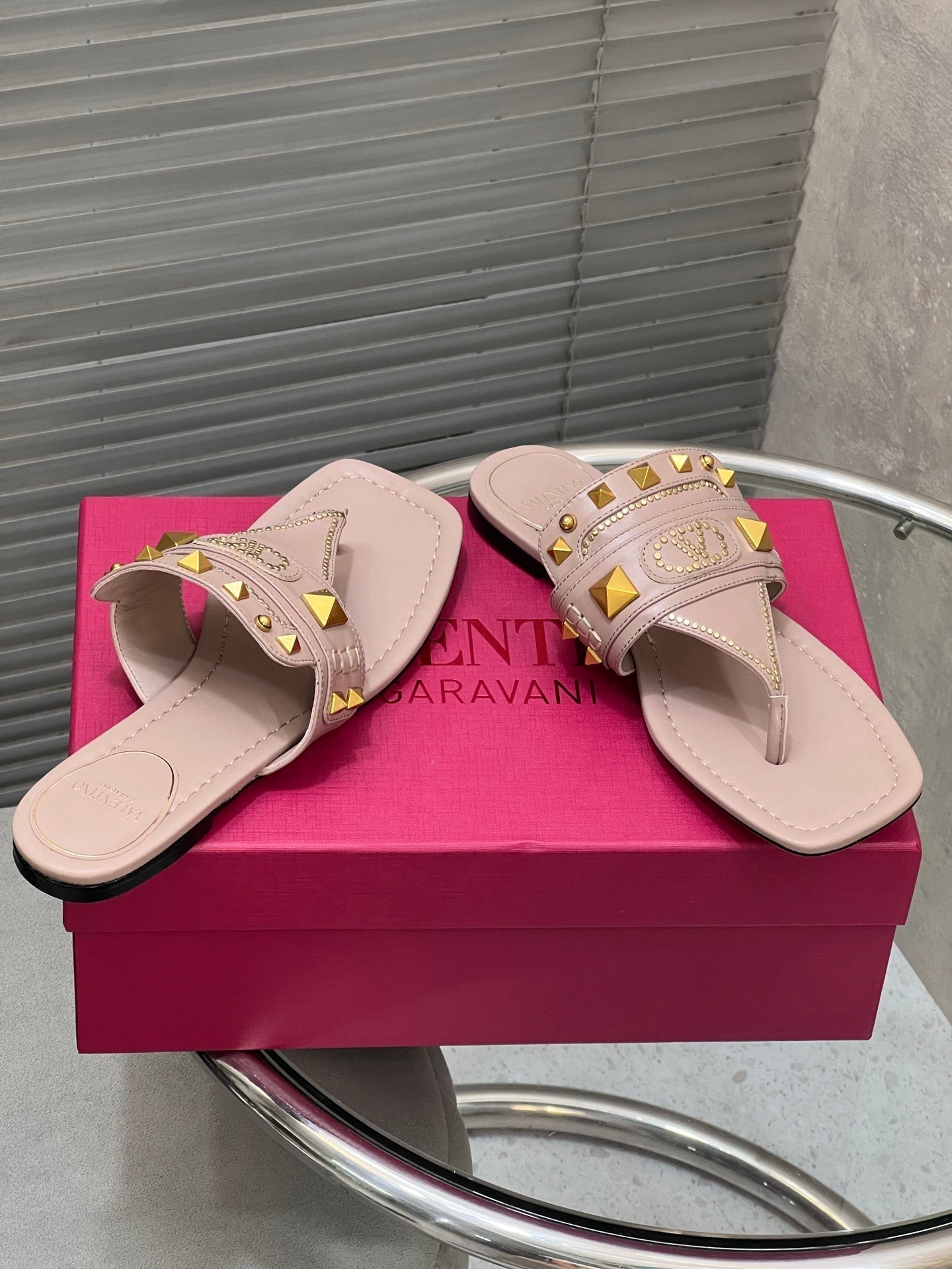 VT Rockstud Thong Sandals Pink Cowhide 334634