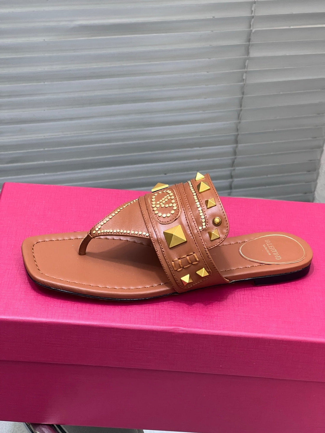 VT Rockstud Thong Sandals Brown Cowhide