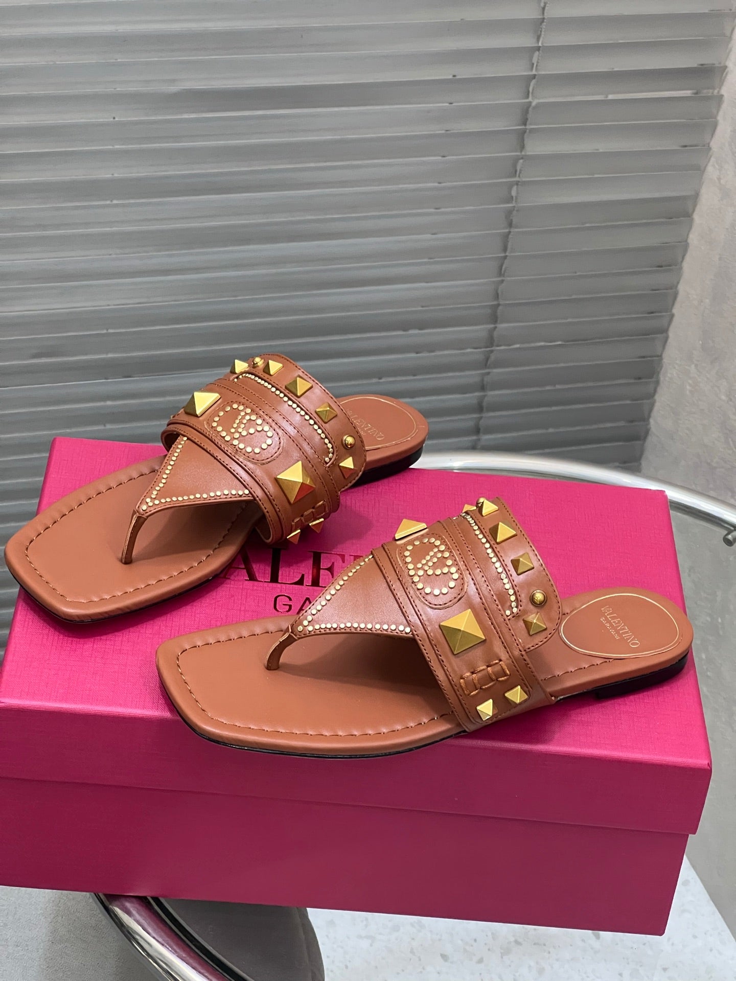VT Rockstud Thong Sandals Brown Cowhide