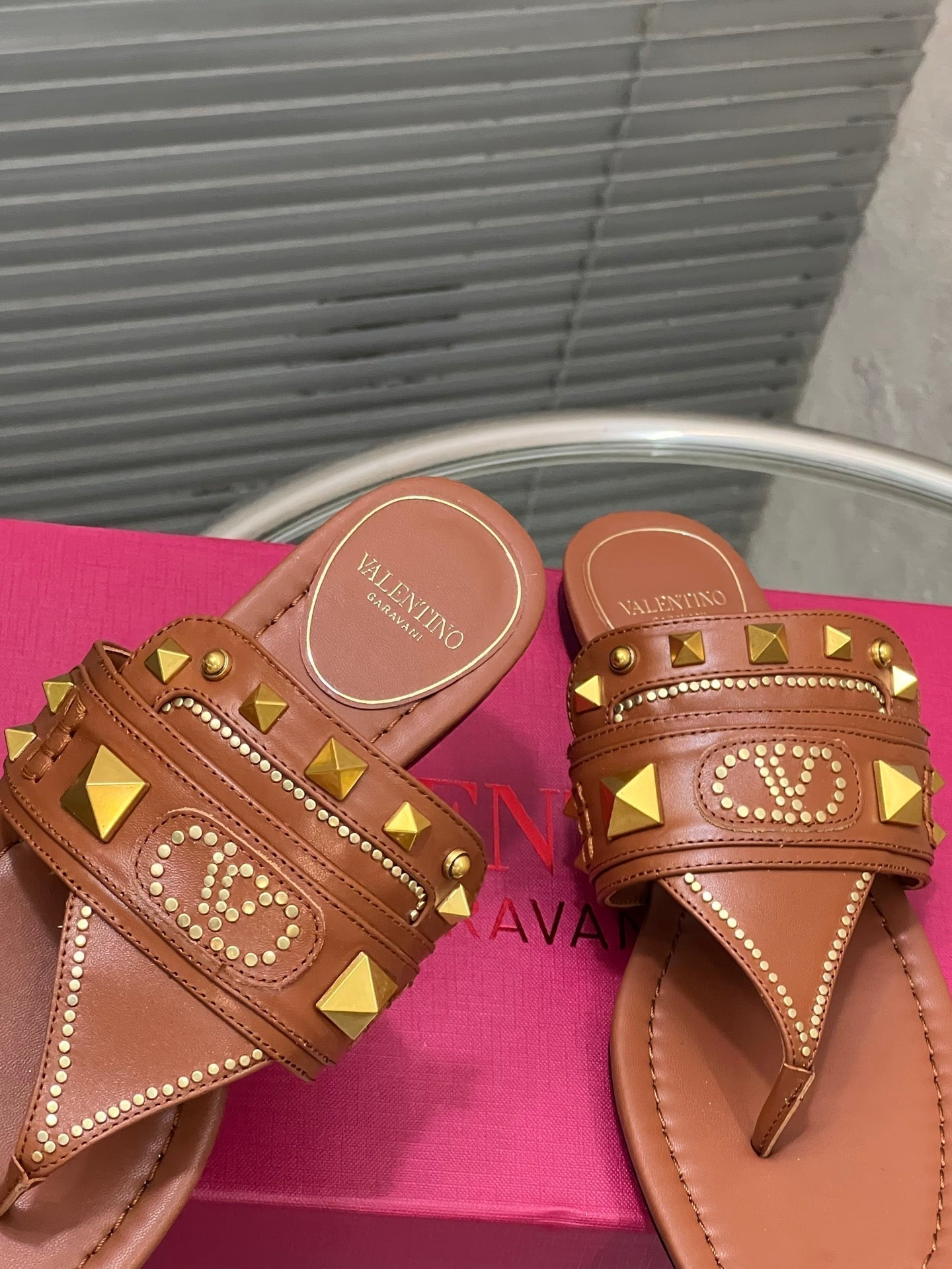 VT Rockstud Thong Sandals Brown Cowhide