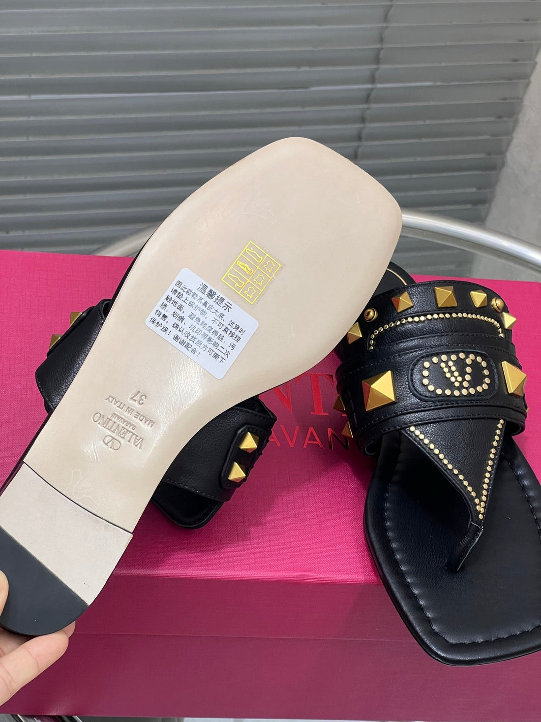 VT Rockstud Thong Sandals Black Cowhide