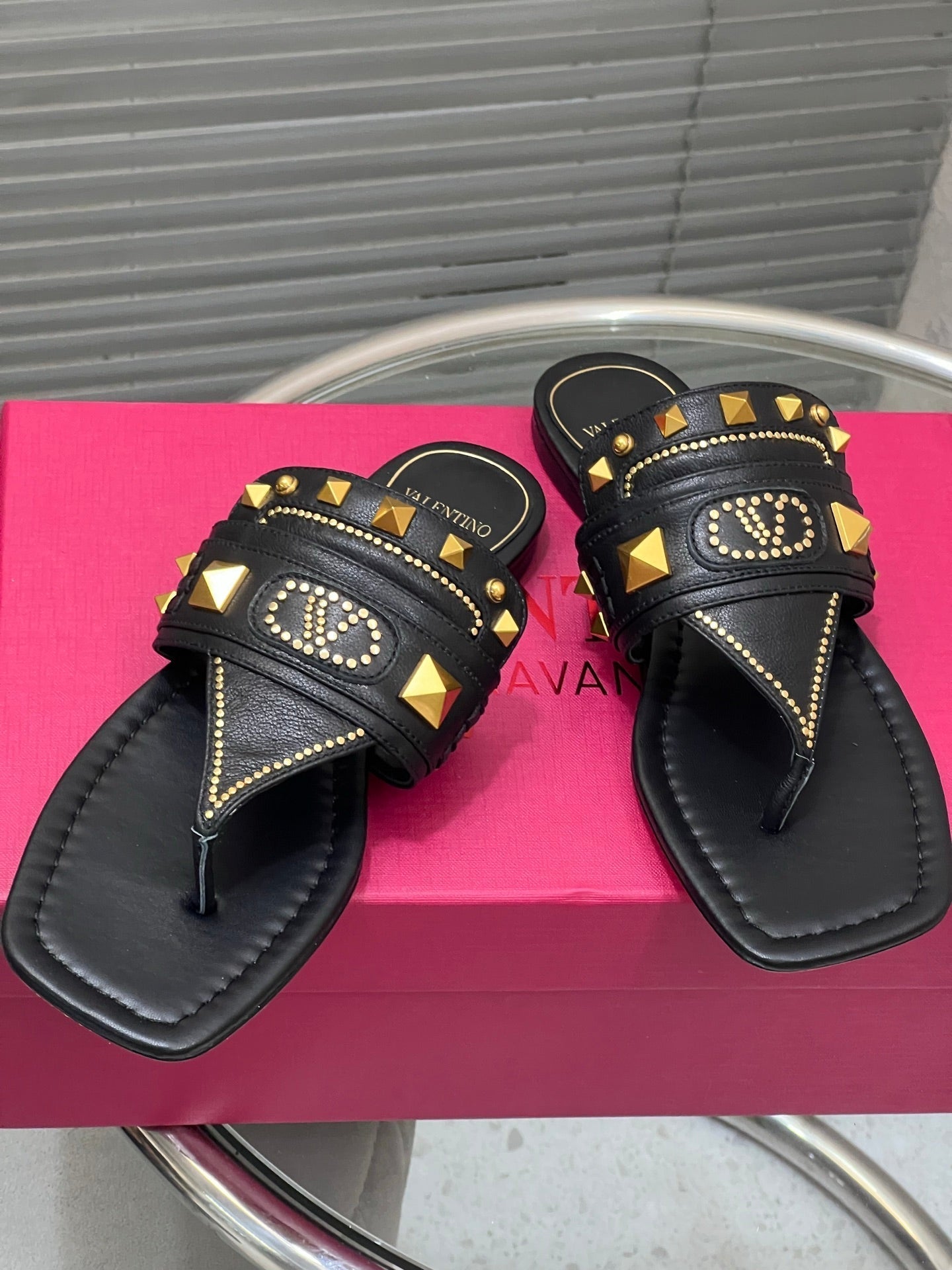 VT Rockstud Thong Sandals Black Cowhide