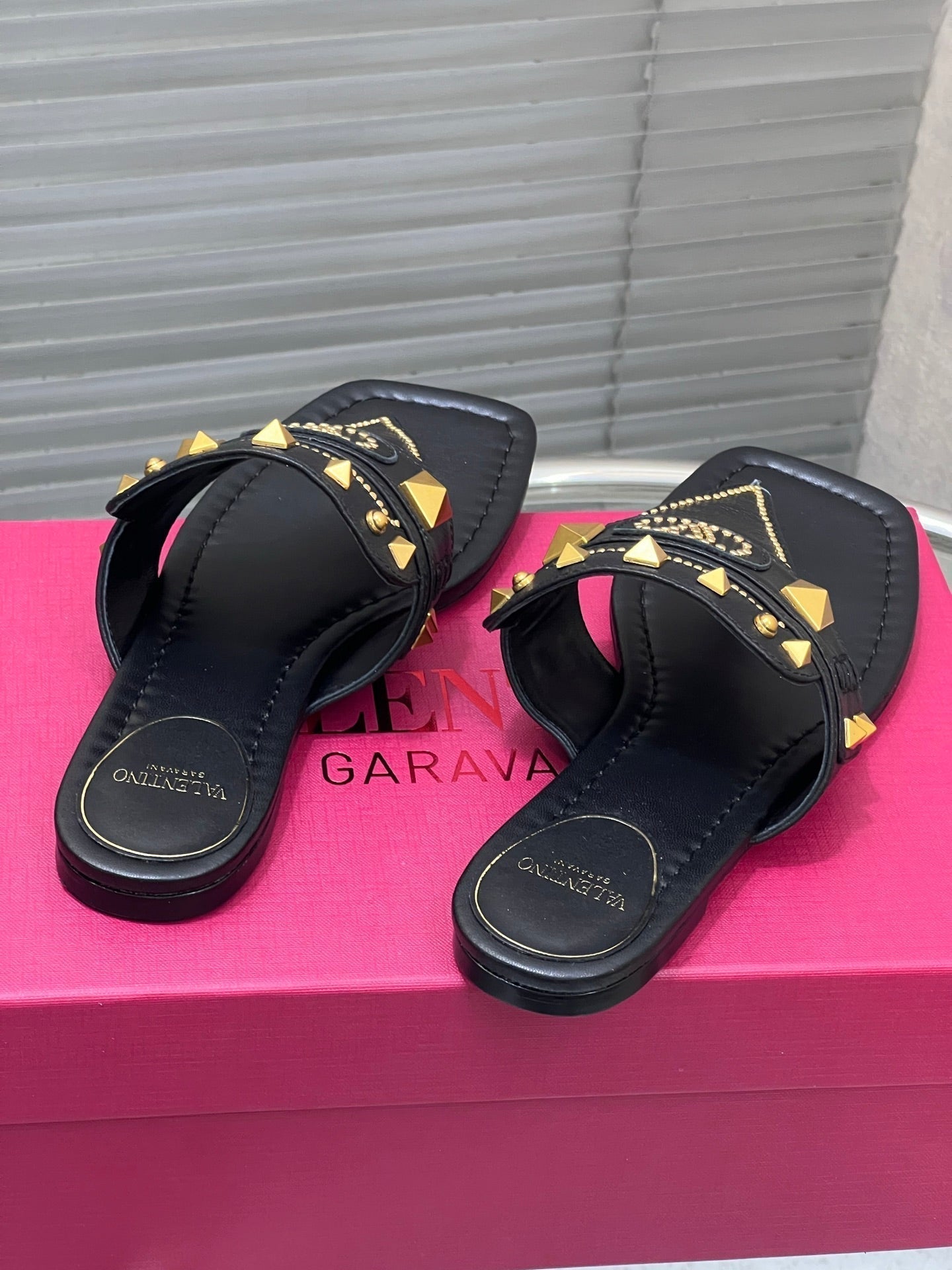 VT Rockstud Thong Sandals Black Cowhide