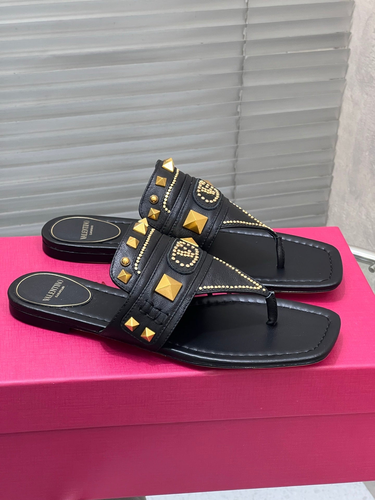 VT Rockstud Thong Sandals Black Cowhide