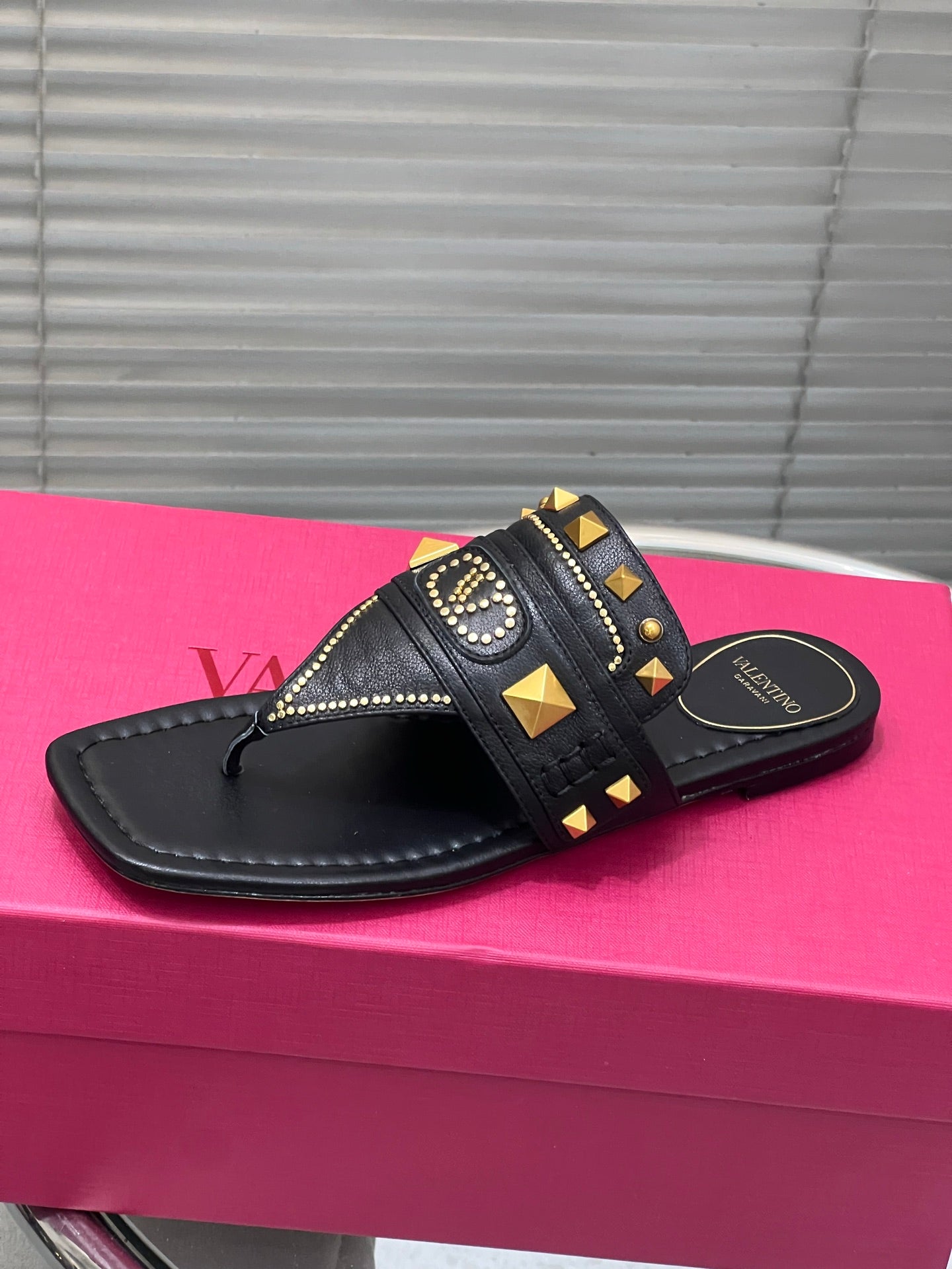 VT Rockstud Thong Sandals Black Cowhide