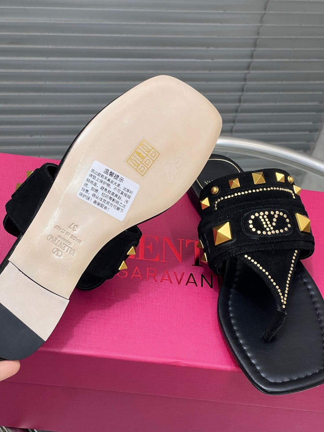 VT Rockstud Thong Sandals Black Suede 334638