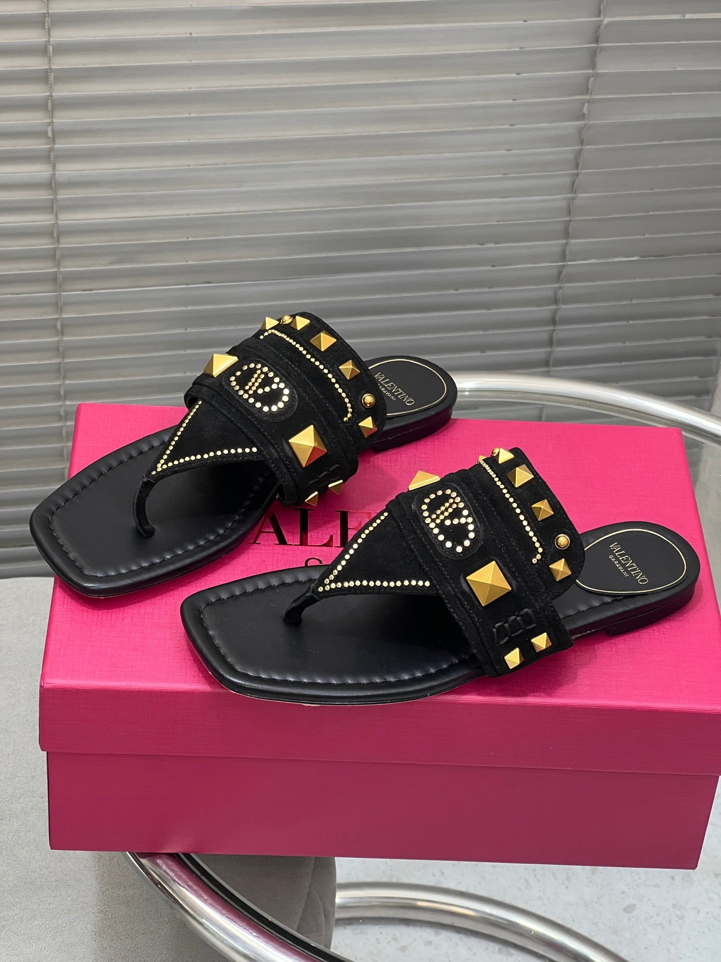 VT Rockstud Thong Sandals Black Suede 334638