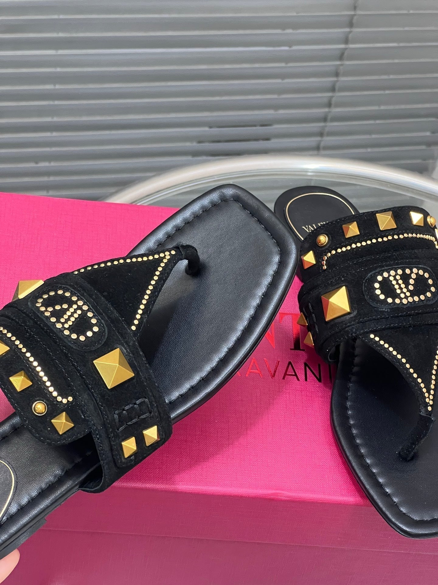 VT Rockstud Thong Sandals Black Suede 334638