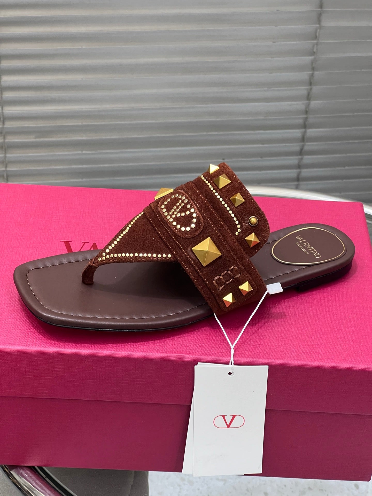 VT Rockstud Thong Sandals Brown Suede