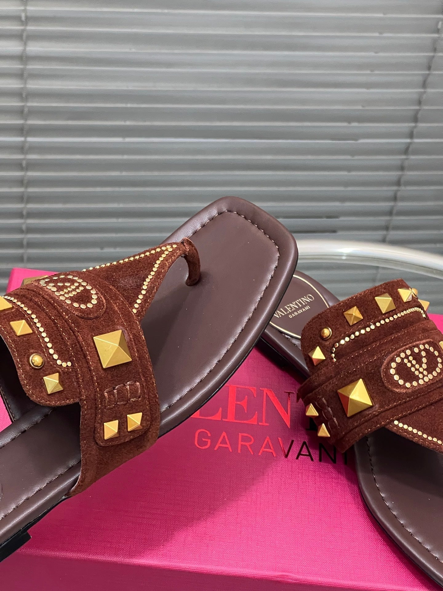 VT Rockstud Thong Sandals Brown Suede