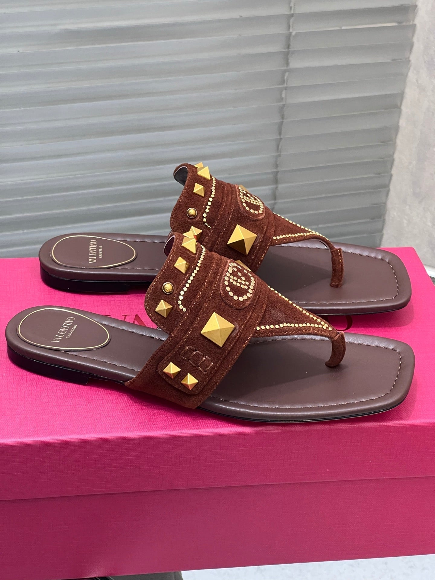 VT Rockstud Thong Sandals Brown Suede