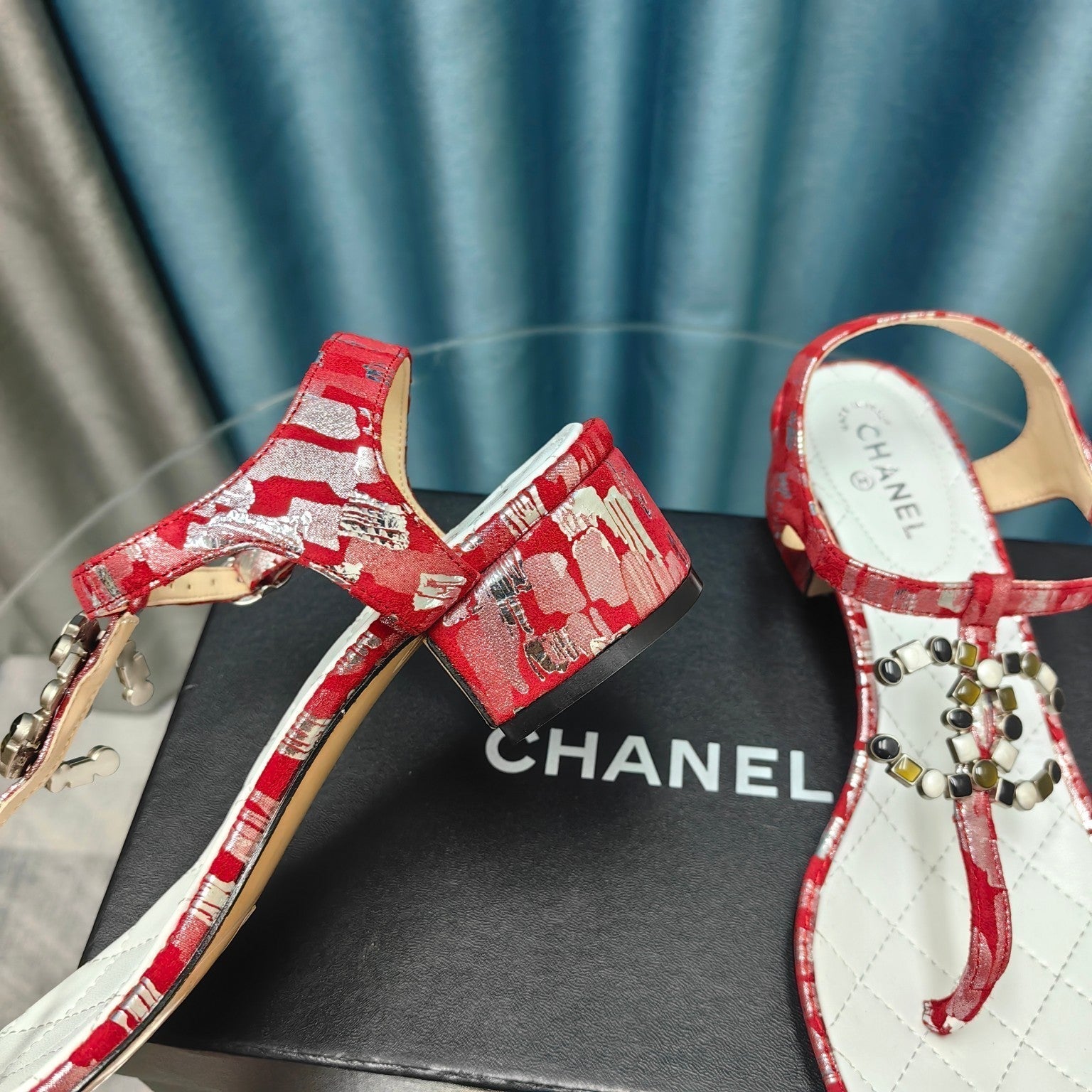 cc thong sandal 40 red white calfskin