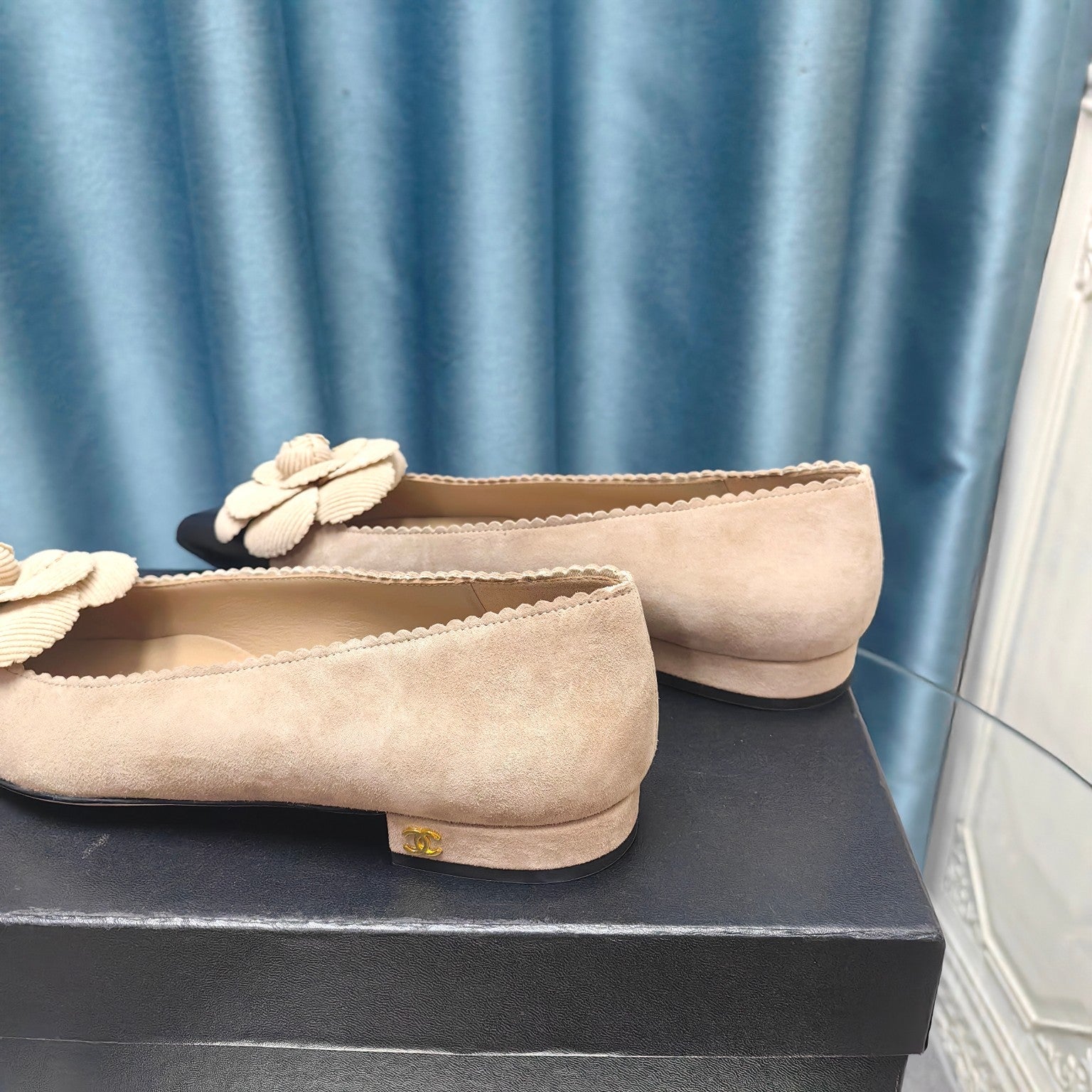CC BALLET FLAT IN TAN BEIGE SUEDE AND BLACK CALFSKIN WITH FLOWER