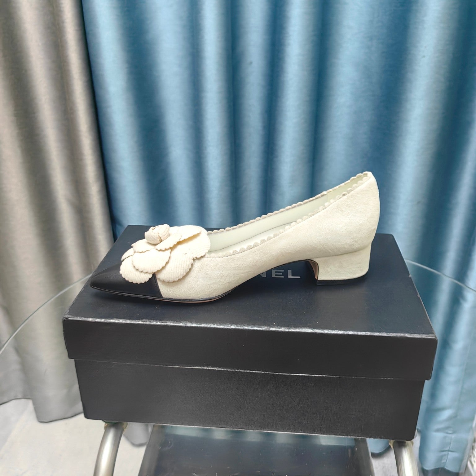 CC MEDIUM HEELS IN WHITE SUEDE AND BLACK CALFSKIN WITH FLOWER