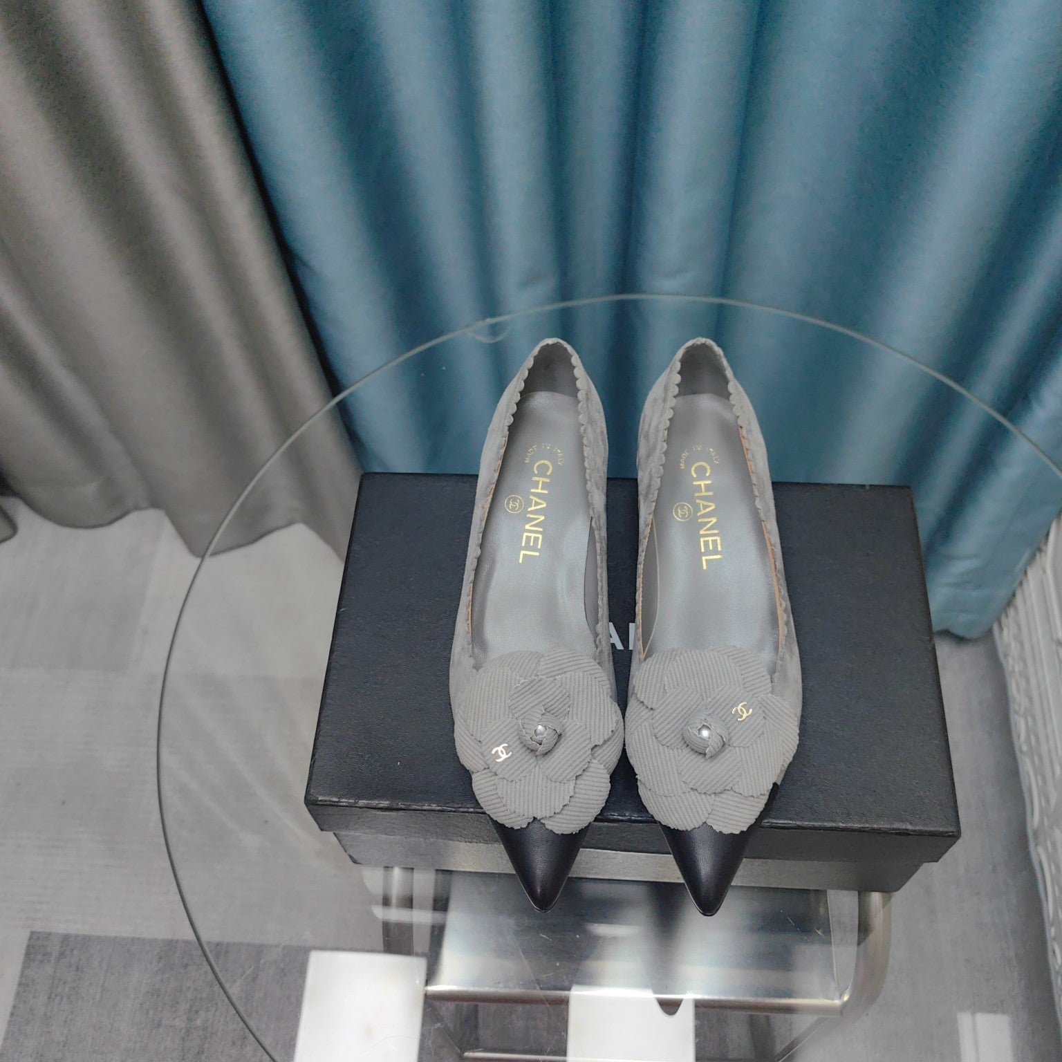 CC MEDIUM HEELS IN SPANISH GRAY SUEDE AND BLACK CALFSKIN WITH FLOWER