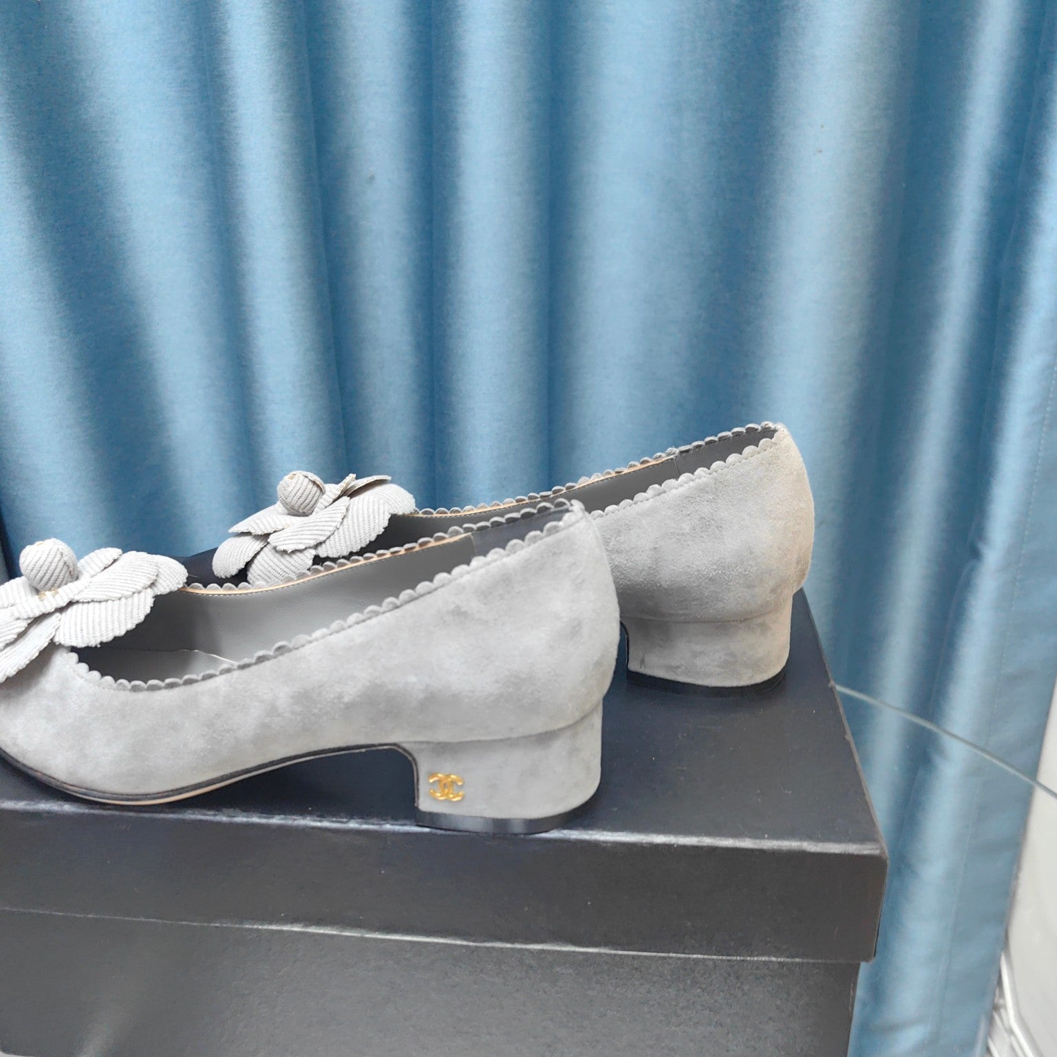 CC MEDIUM HEELS IN SPANISH GRAY SUEDE AND BLACK CALFSKIN WITH FLOWER