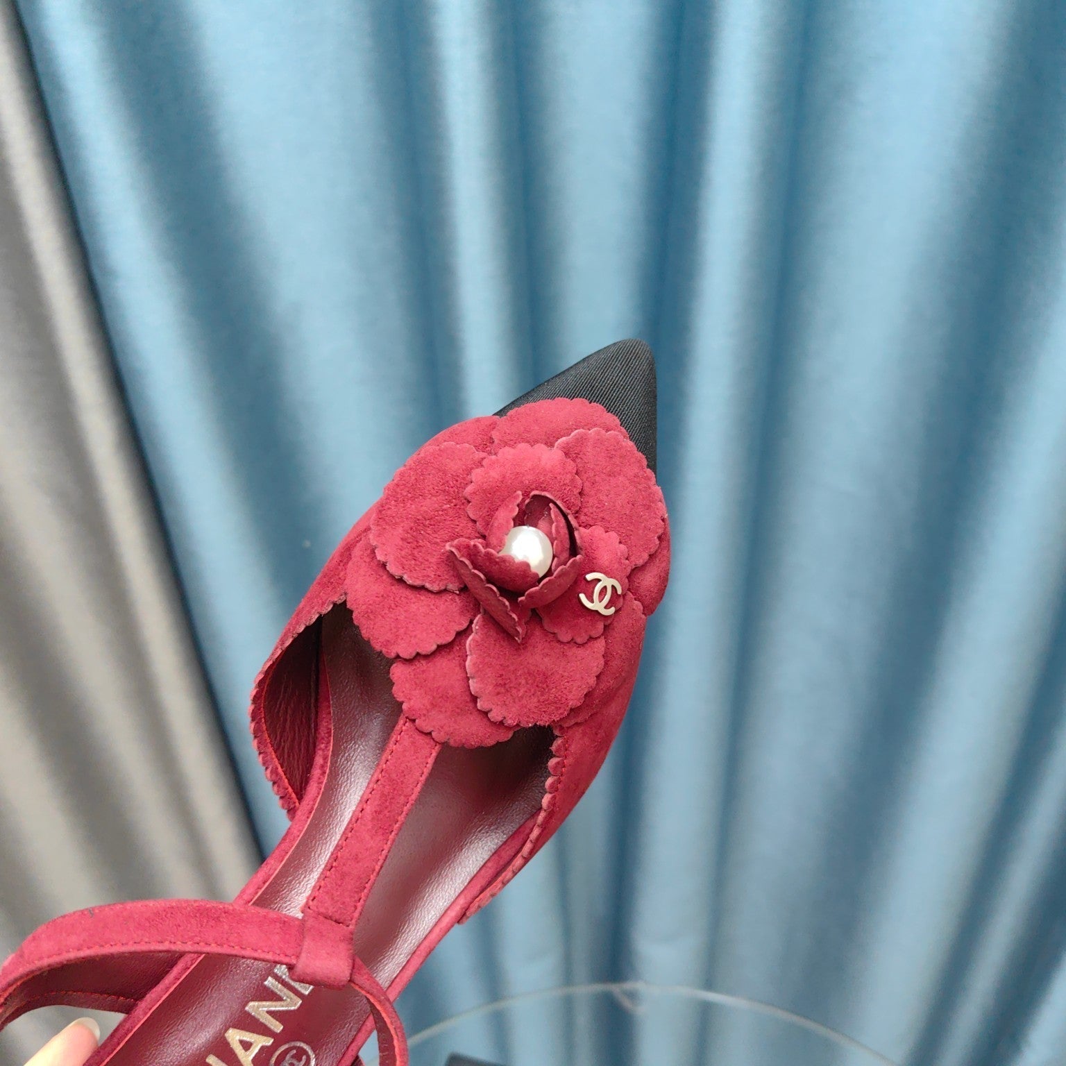 CC CAMELLIA SANDAL IN CHERRY RED SUEDE AND BLACK CALFSKIN WITH FLOWER
