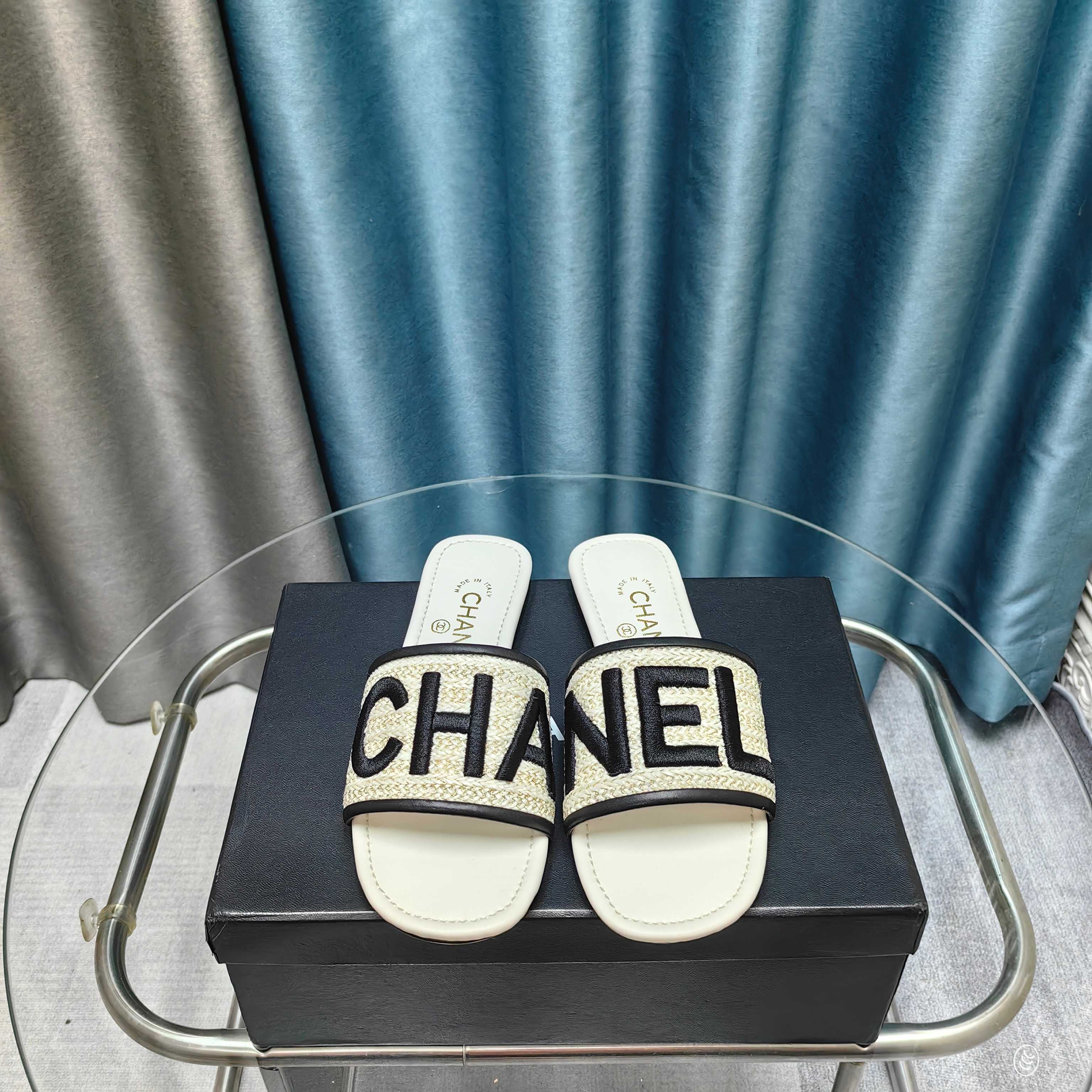 CC 25 Mule Raffia Large Logo