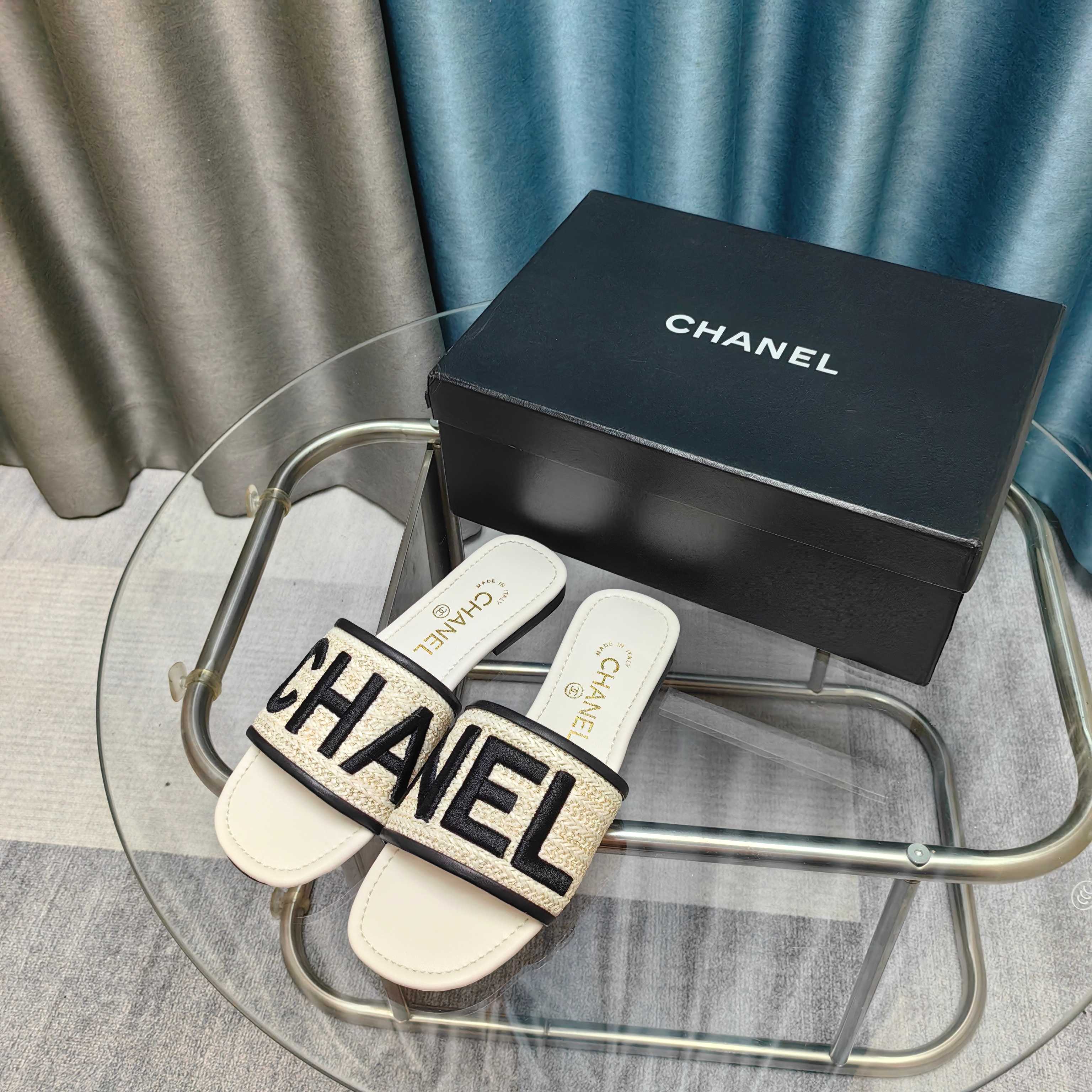 CC 25 Mule Raffia Large Logo