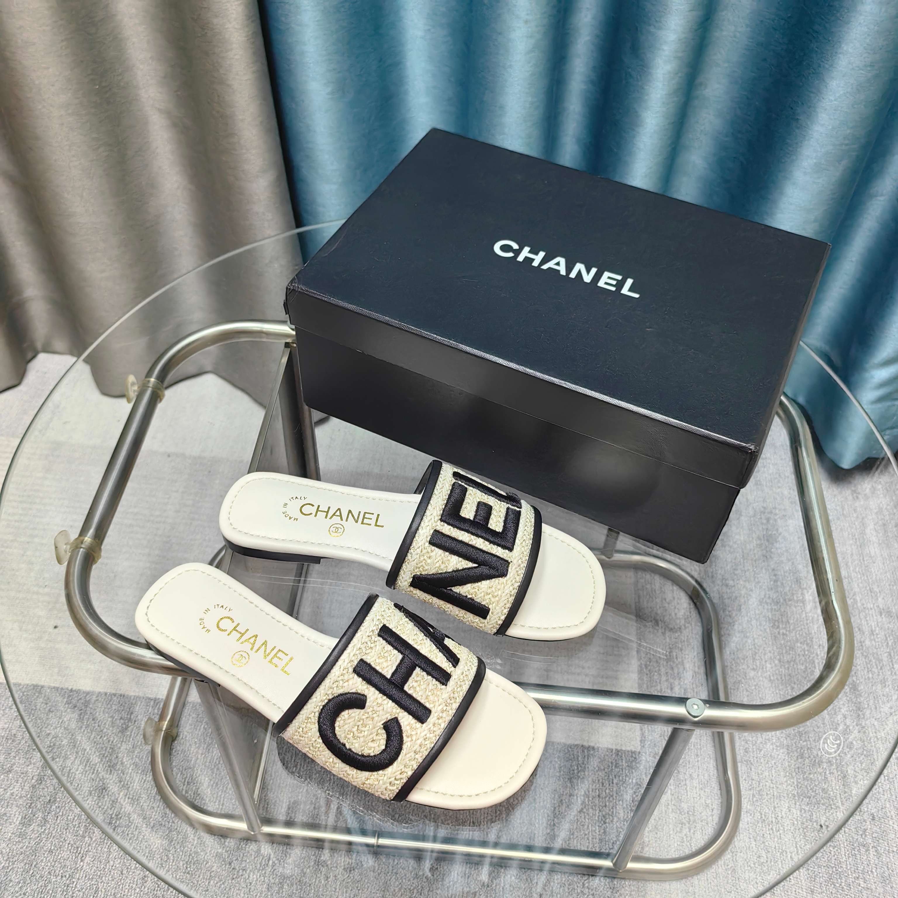 CC 25 Mule Raffia Large Logo