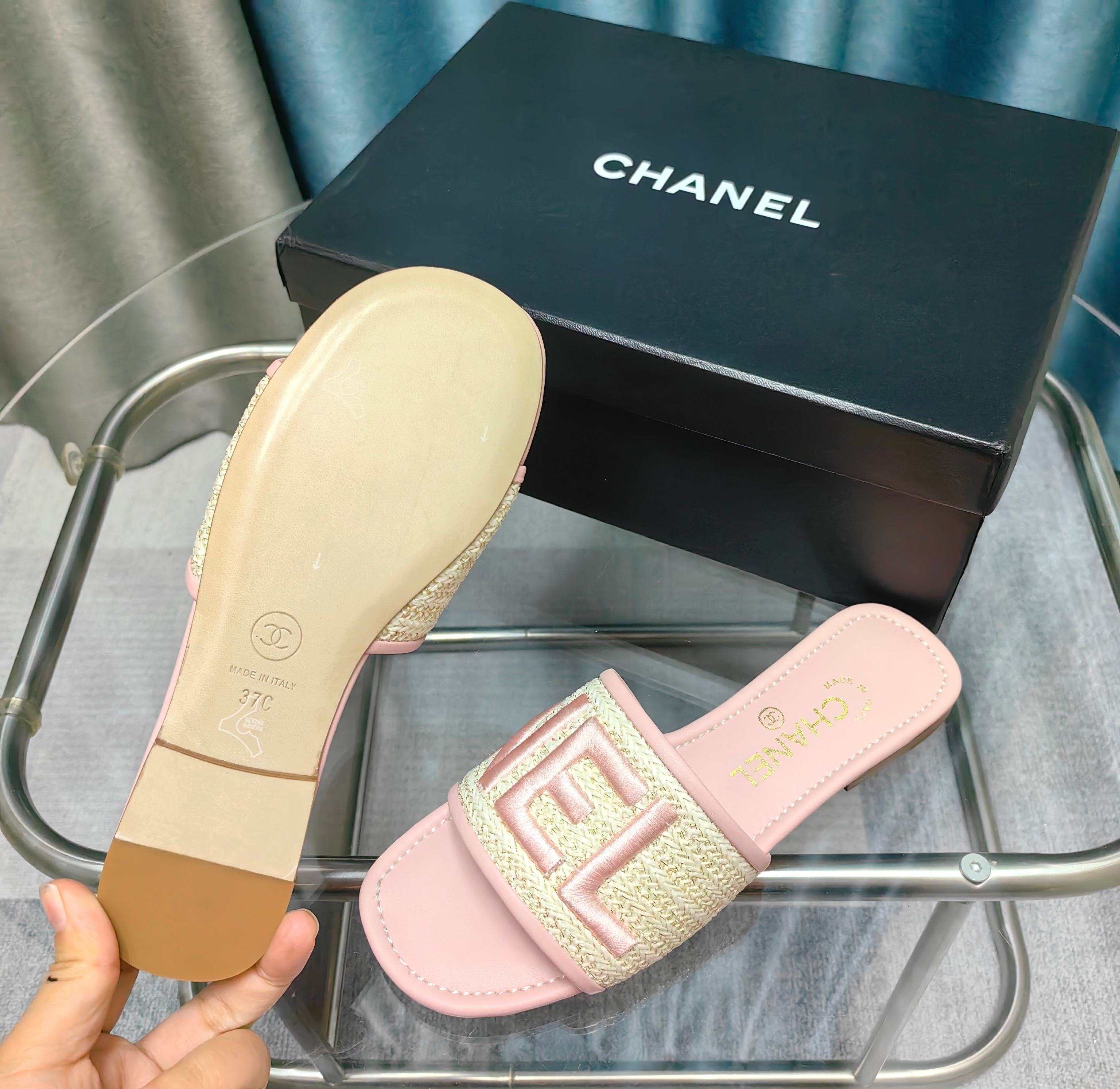 CC 25 Mule Raffia Large Logo