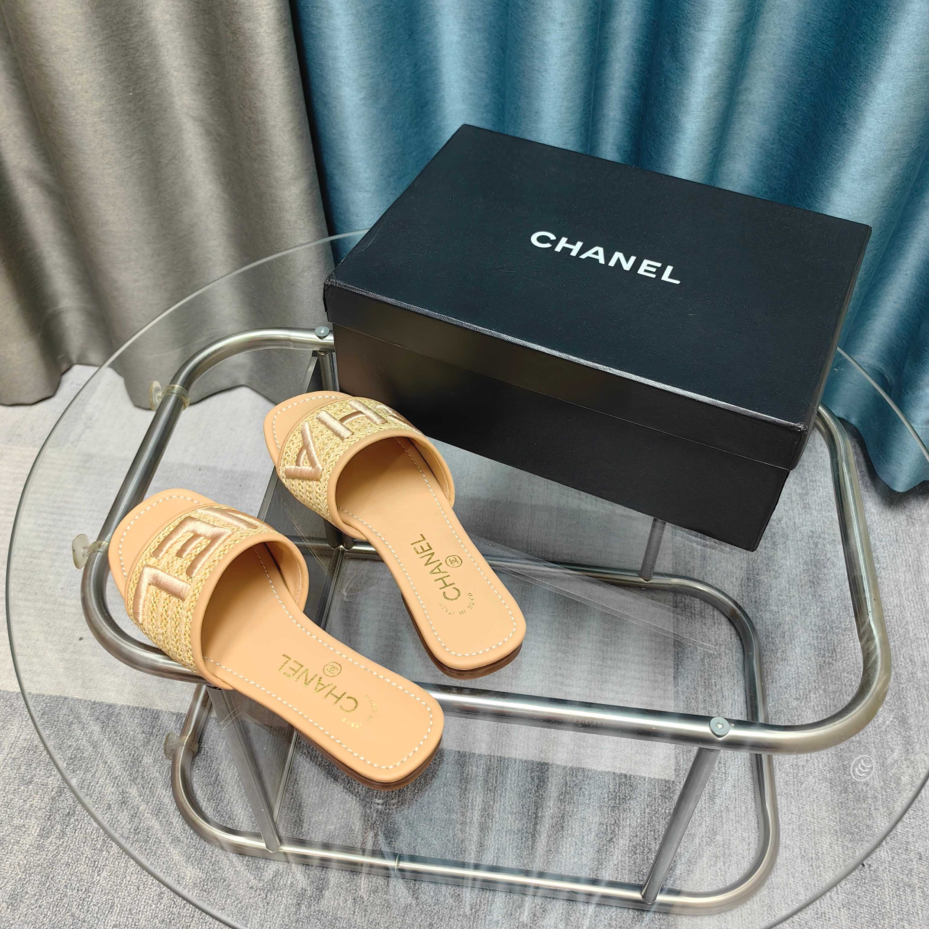 CC 25 Mule Raffia Large Logo