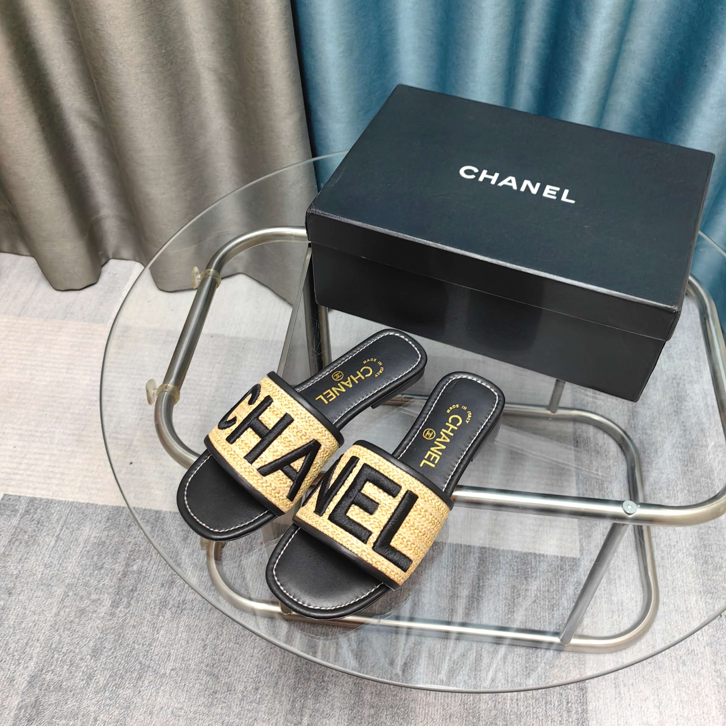 CC 25 Mule Raffia Large Logo