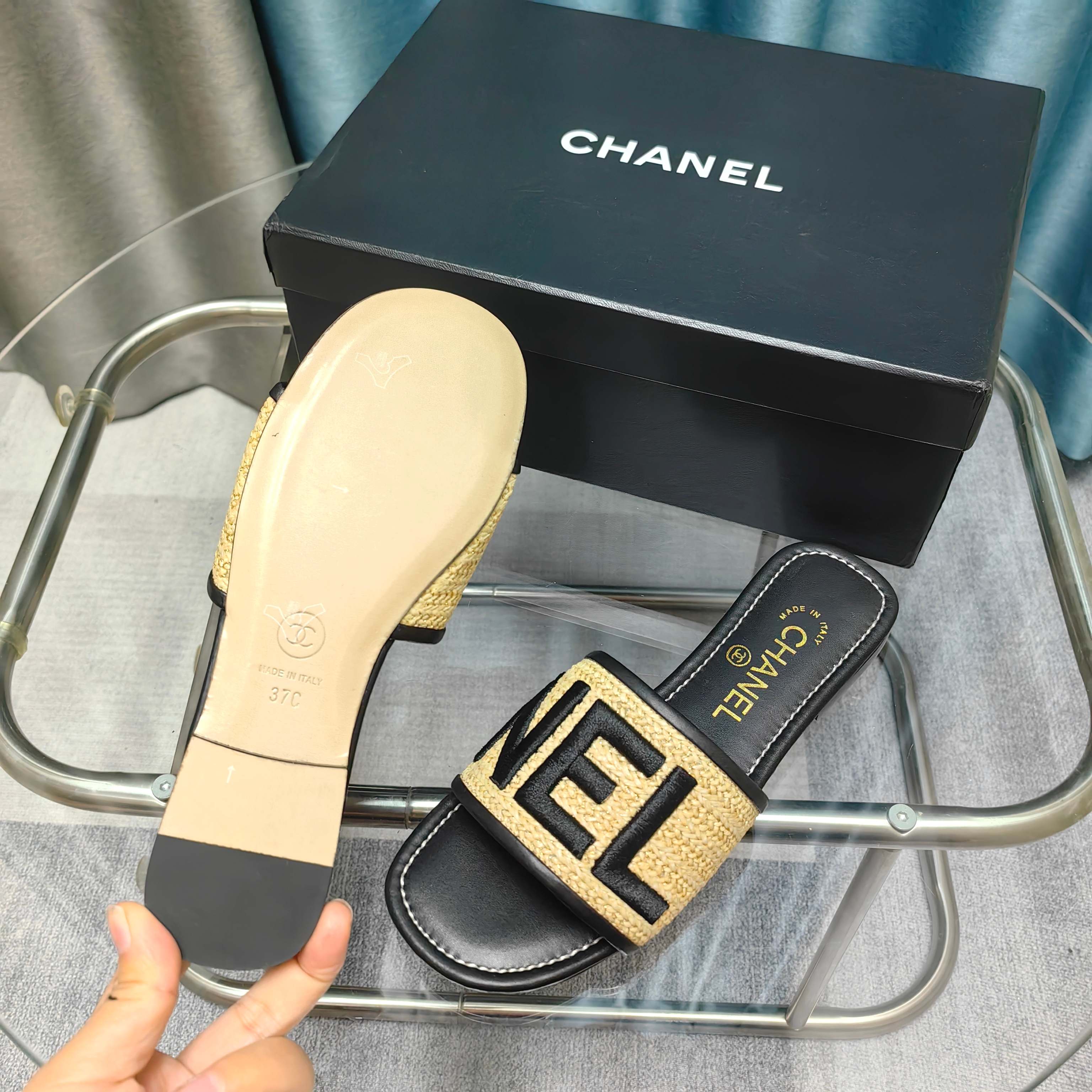 CC 25 Mule Raffia Large Logo