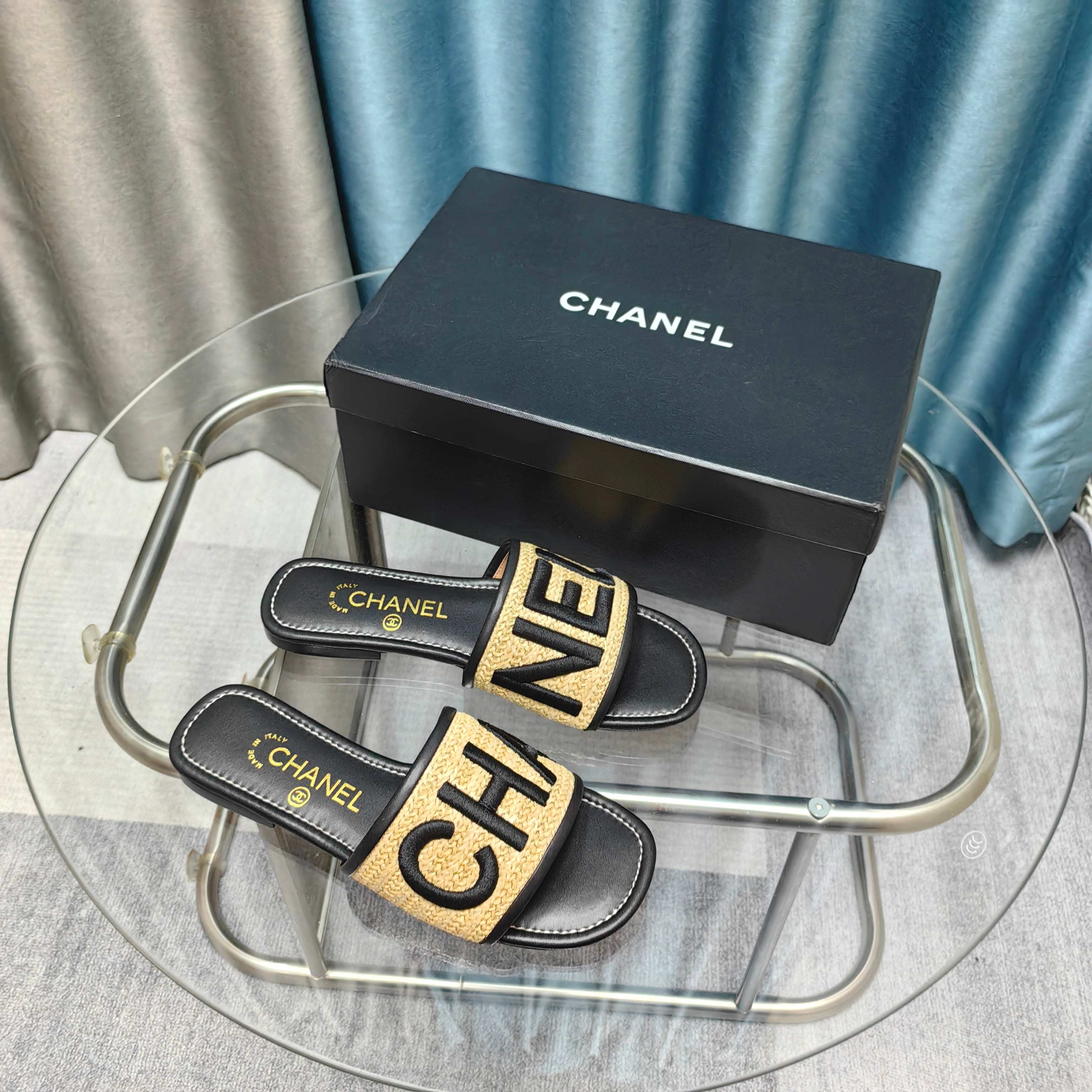 CC 25 Mule Raffia Large Logo