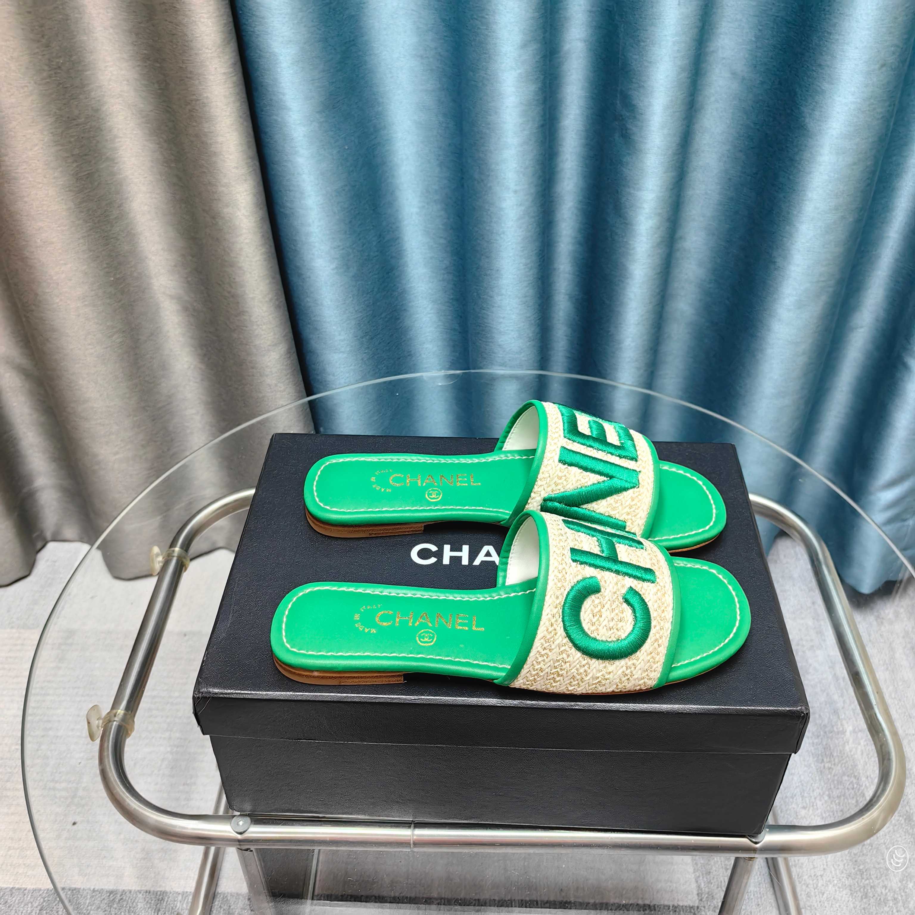 CC 25 Mule Raffia Large Logo