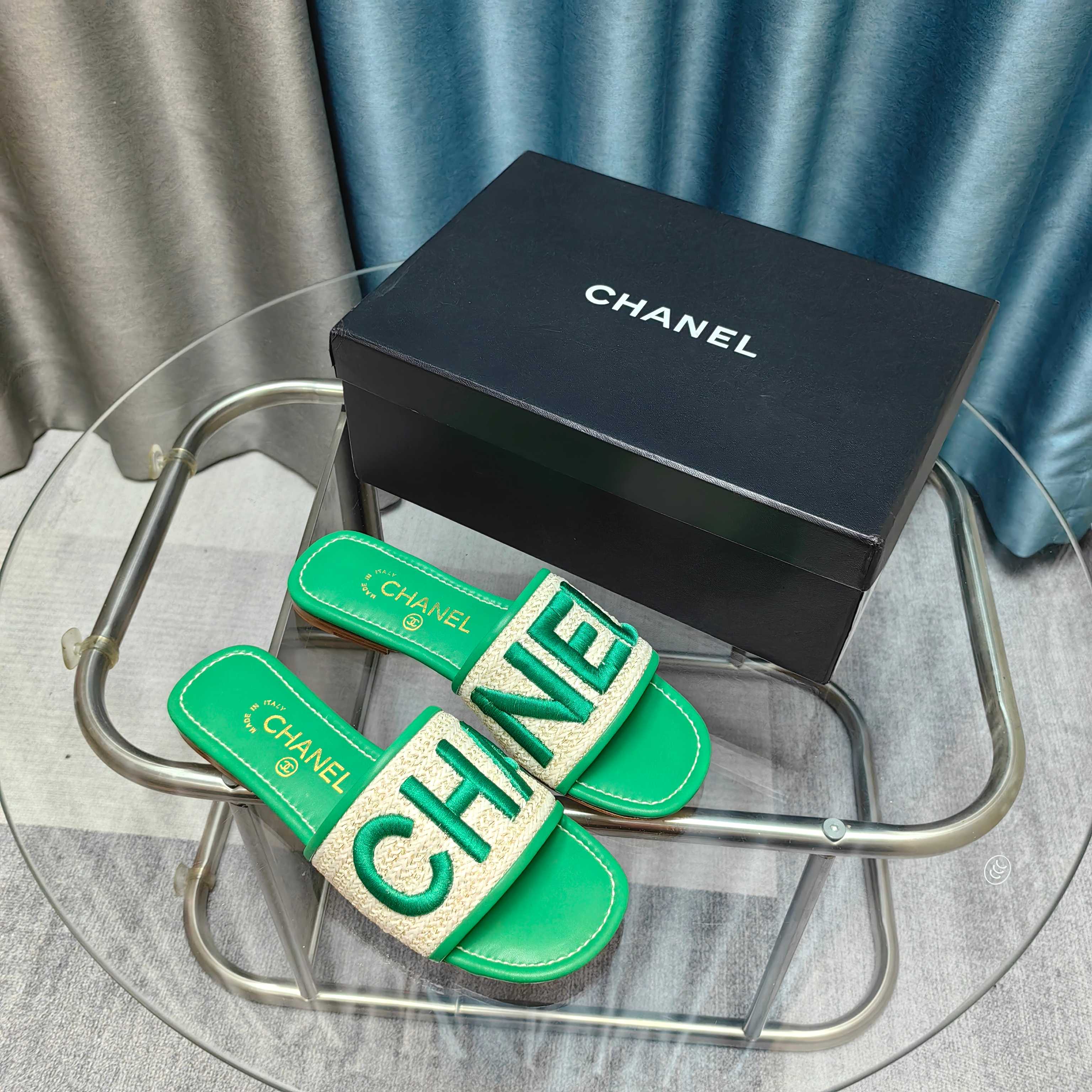 CC 25 Mule Raffia Large Logo